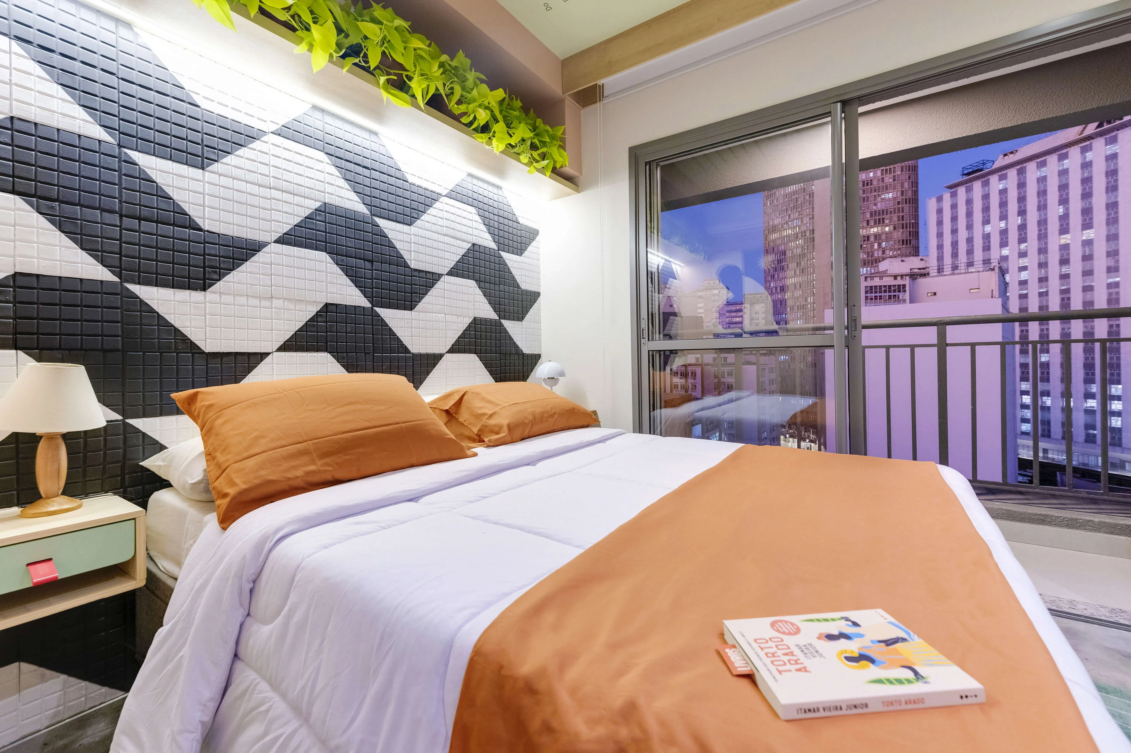 Quarto com decoração minimalista e tons neutros.