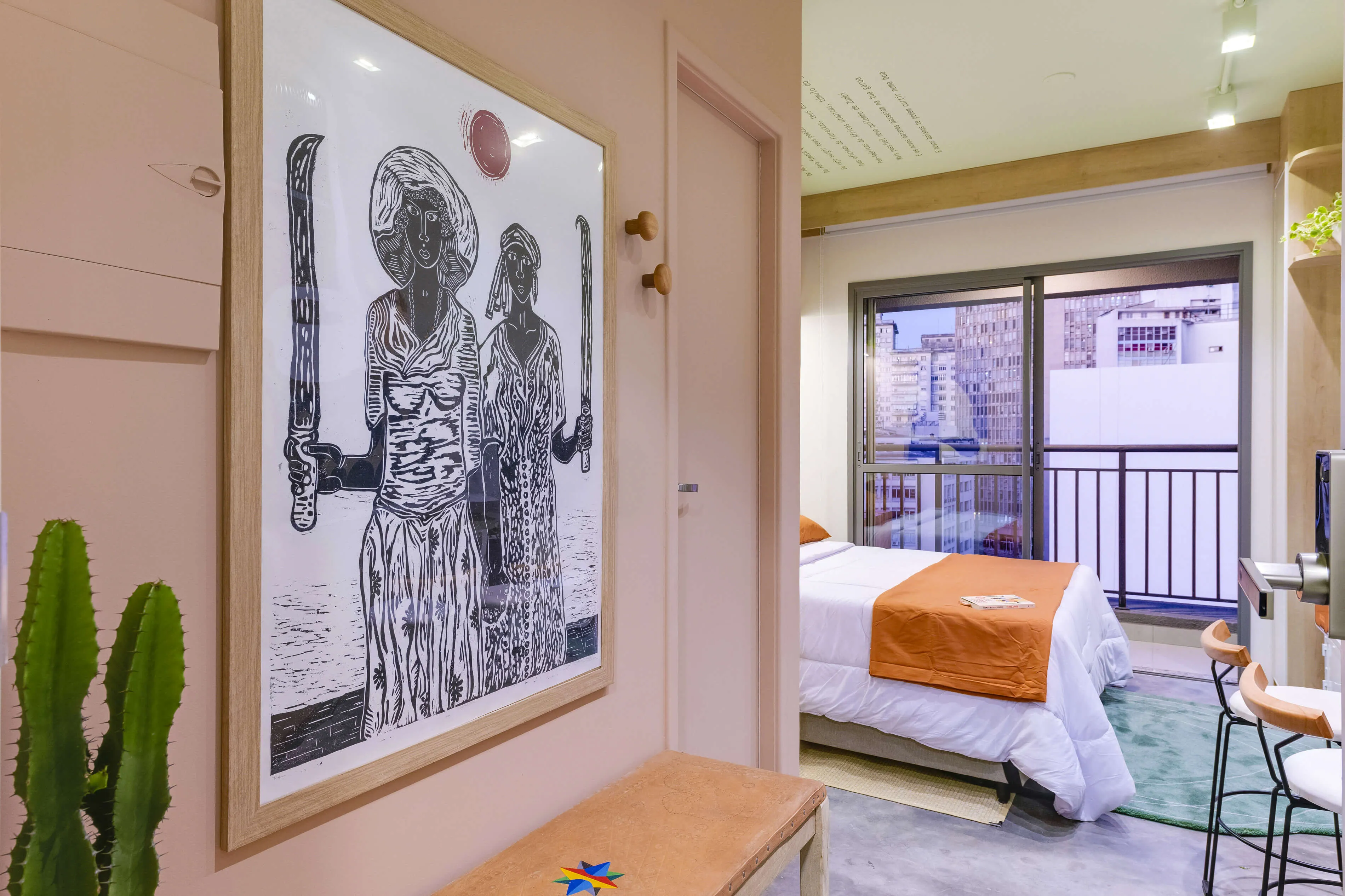 Entrada do apartamento com detalhes contemporâneos e acolhedores.