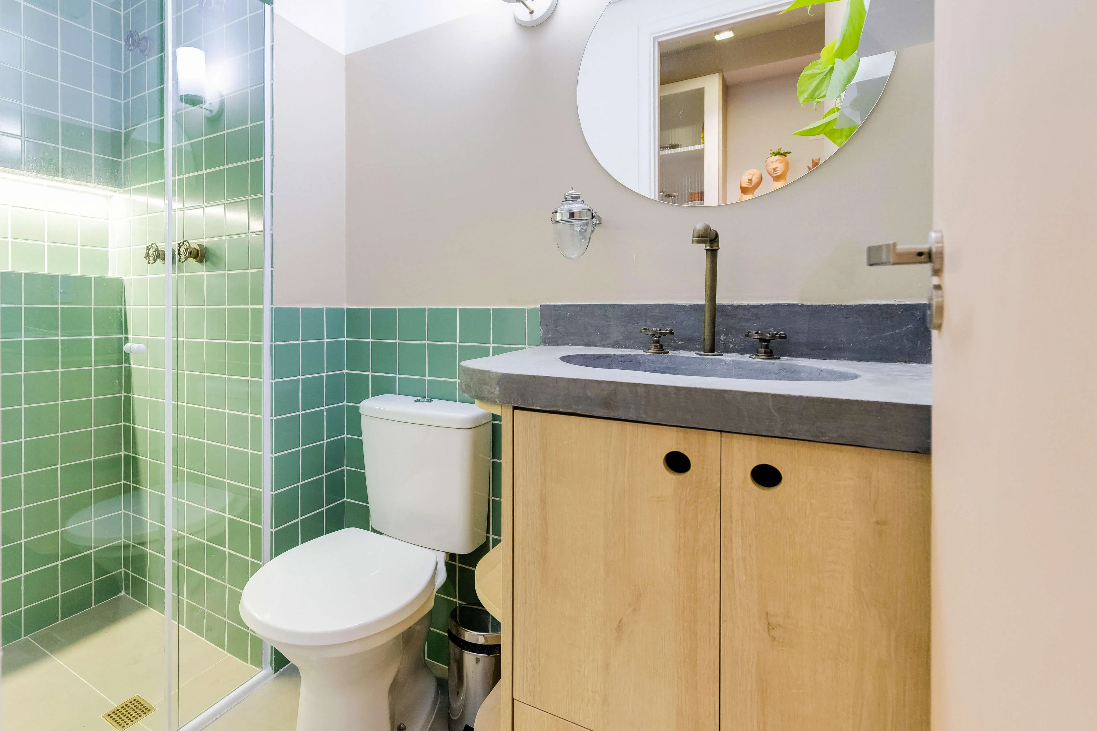 Banheiro com acabamento em estilo moderno e sofisticado.