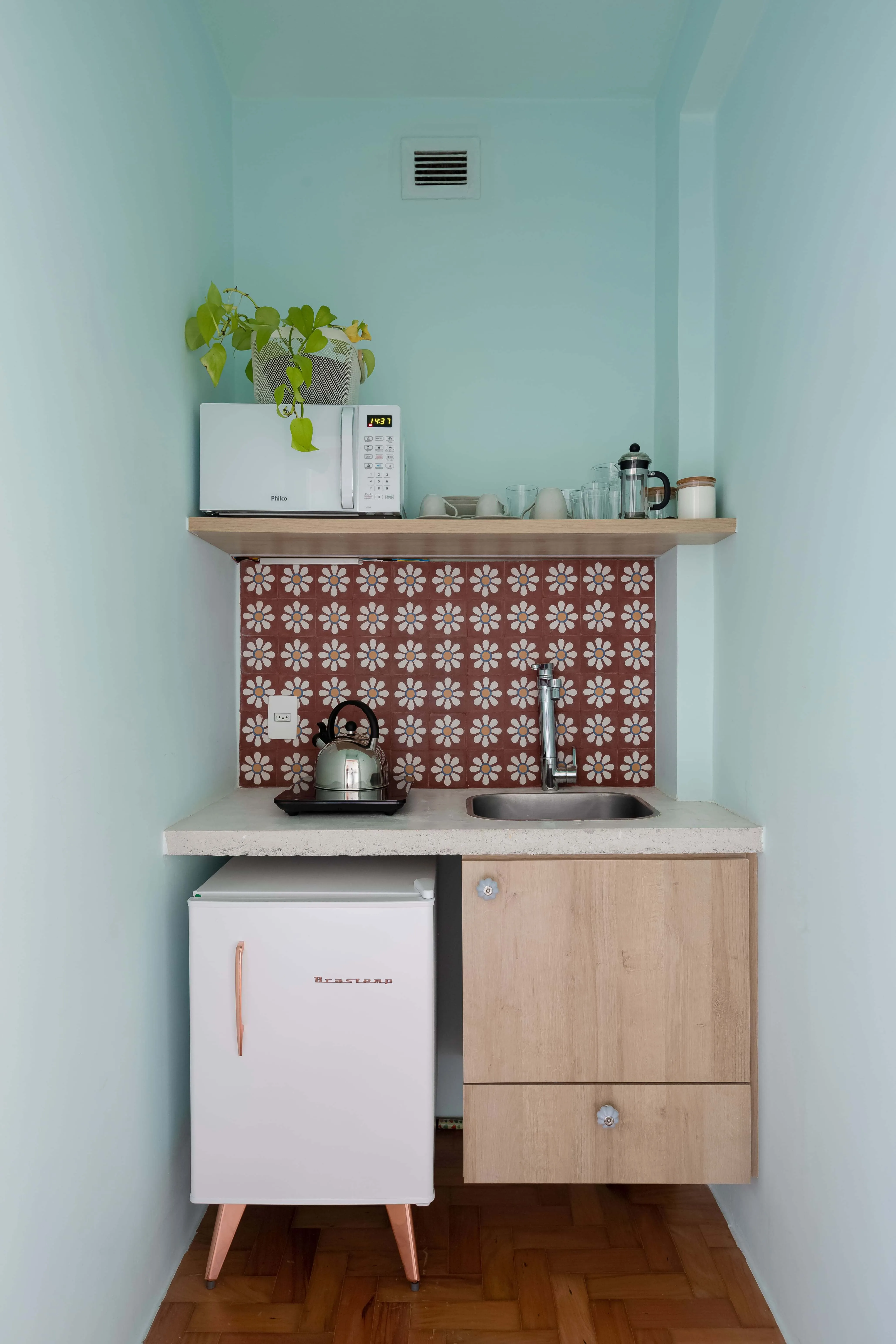 Cozinha do apartamento com design moderno e funcional.