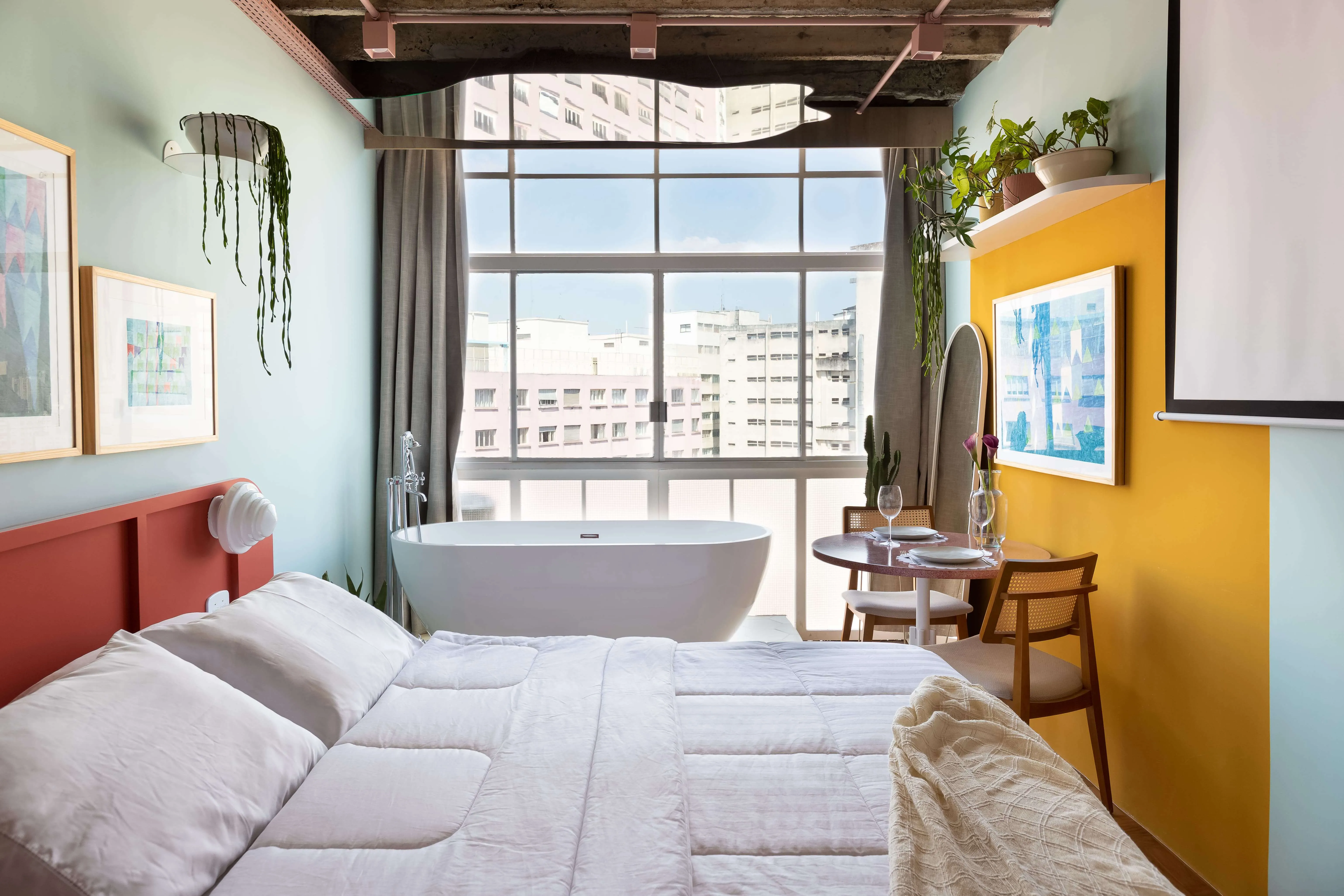 Interior do estúdio, com vista da janela para o exterior.