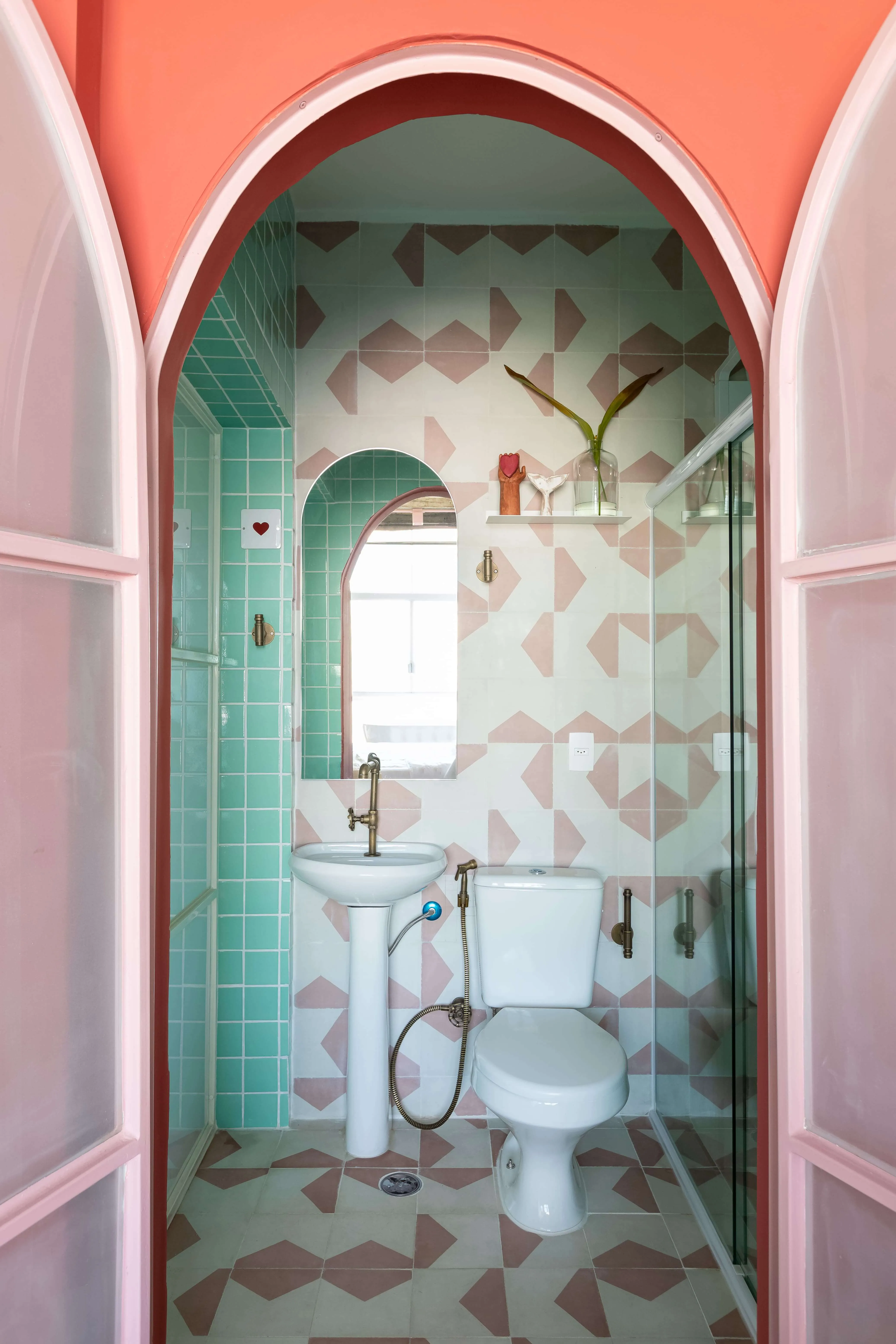 Banheiro com detalhes em cerâmica e acabamento sofisticado.