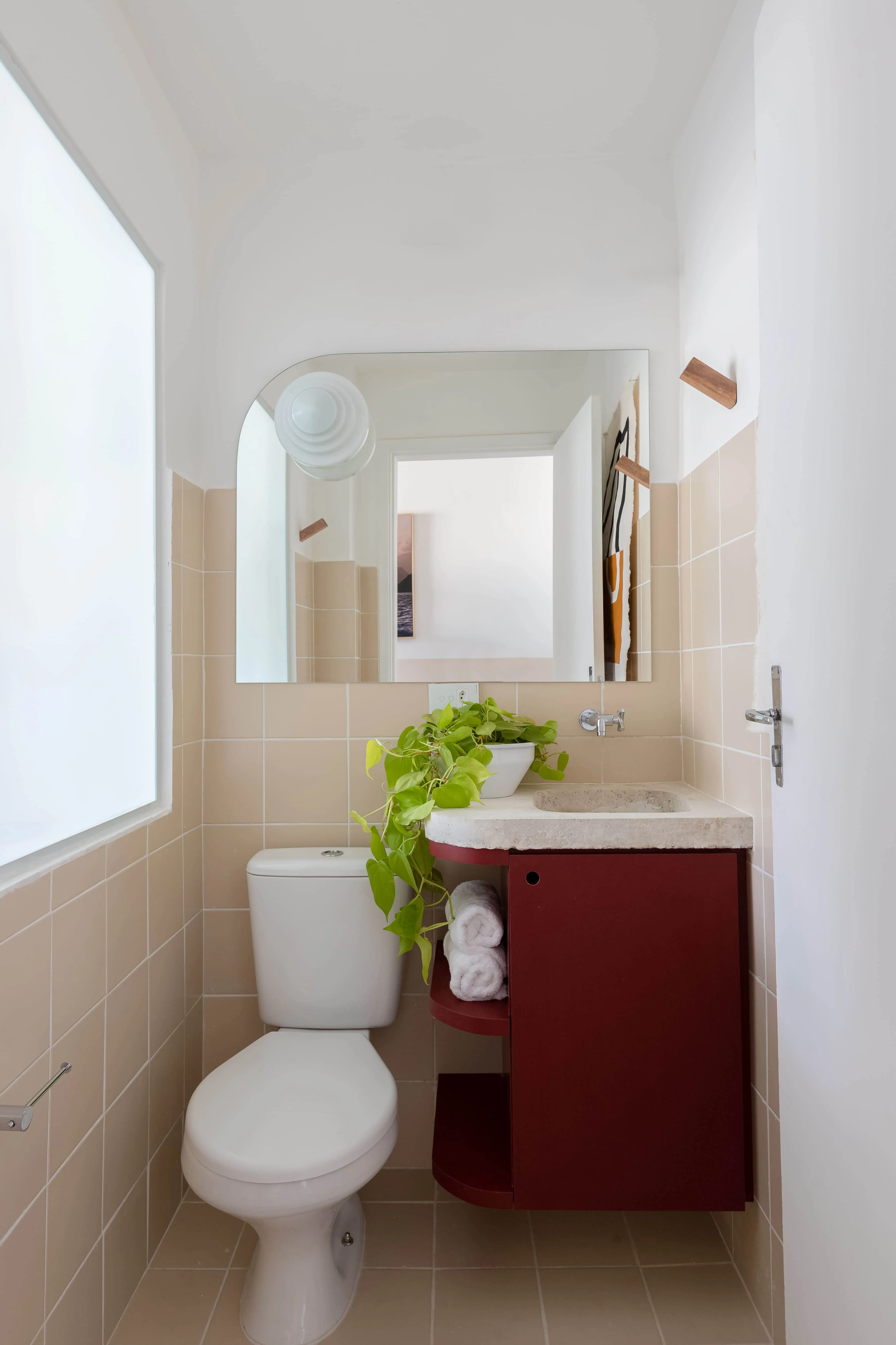 Banheiro com azulejos de Athos Bulcão e detalhes sofisticados.