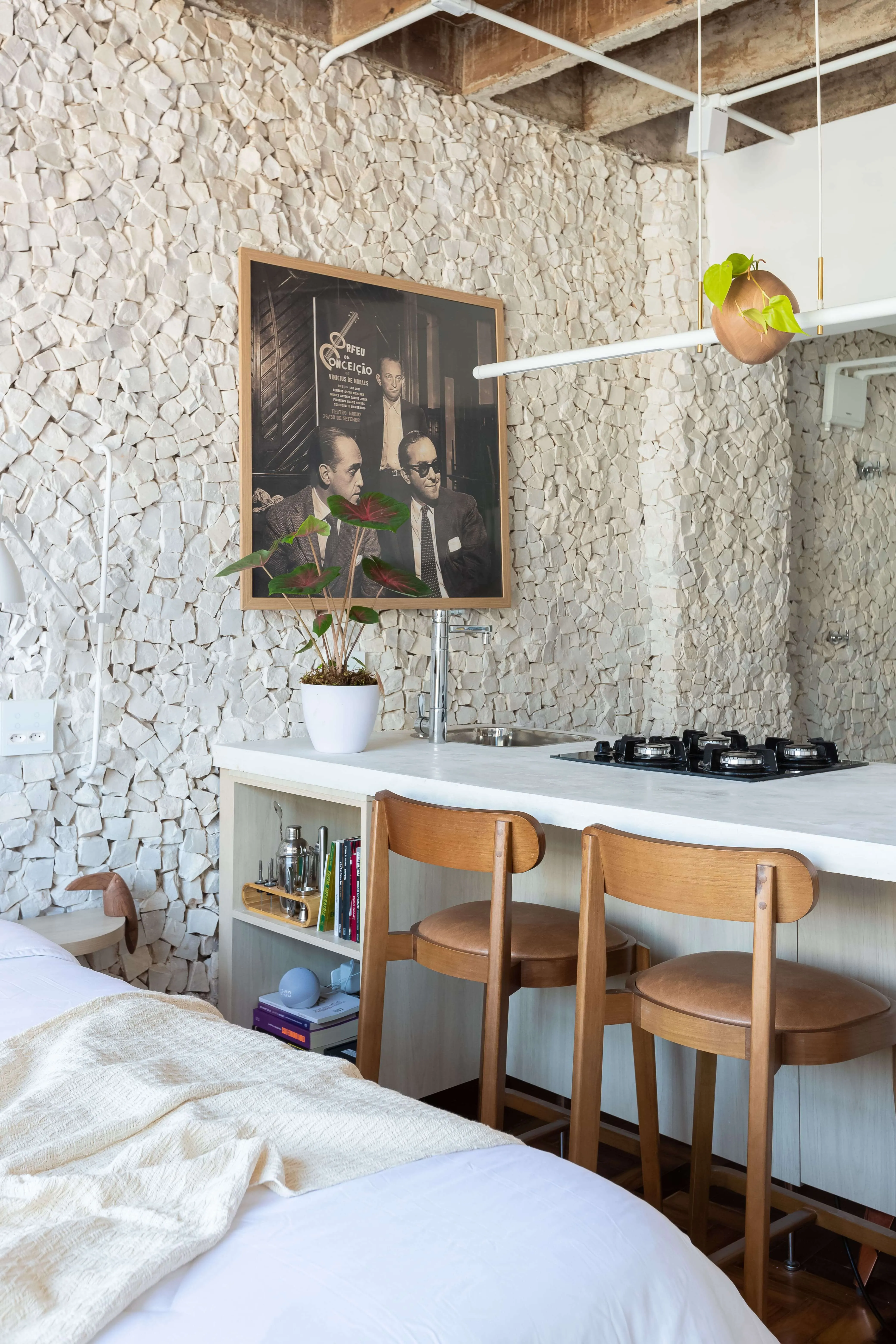 Quadro na parede, bancada da cozinha e elementos decorativos.