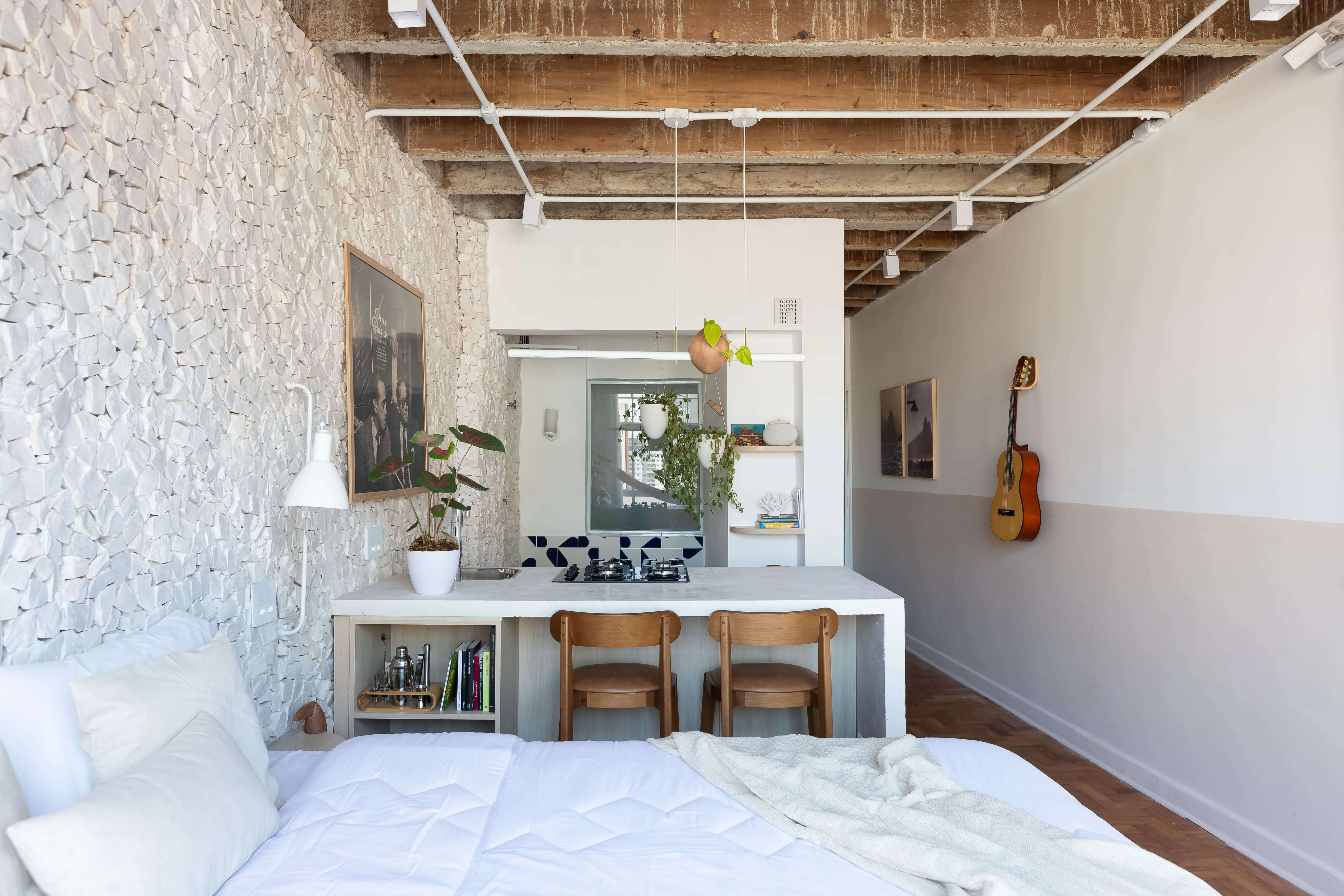 Vista do corredor de acesso entre a cama, cozinha e ilha.