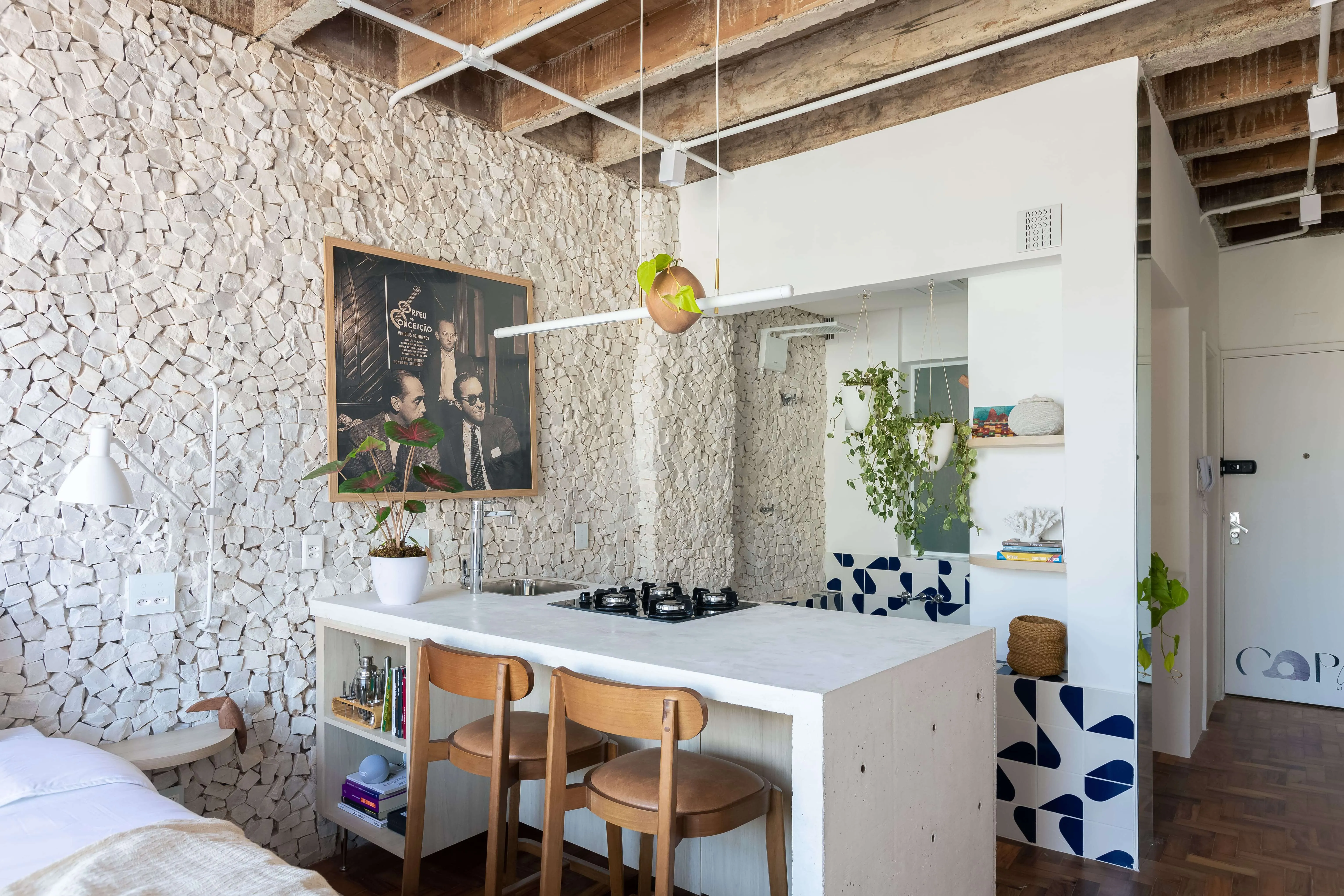 Cozinha com ilha em concreto armado e estilo contemporâneo.