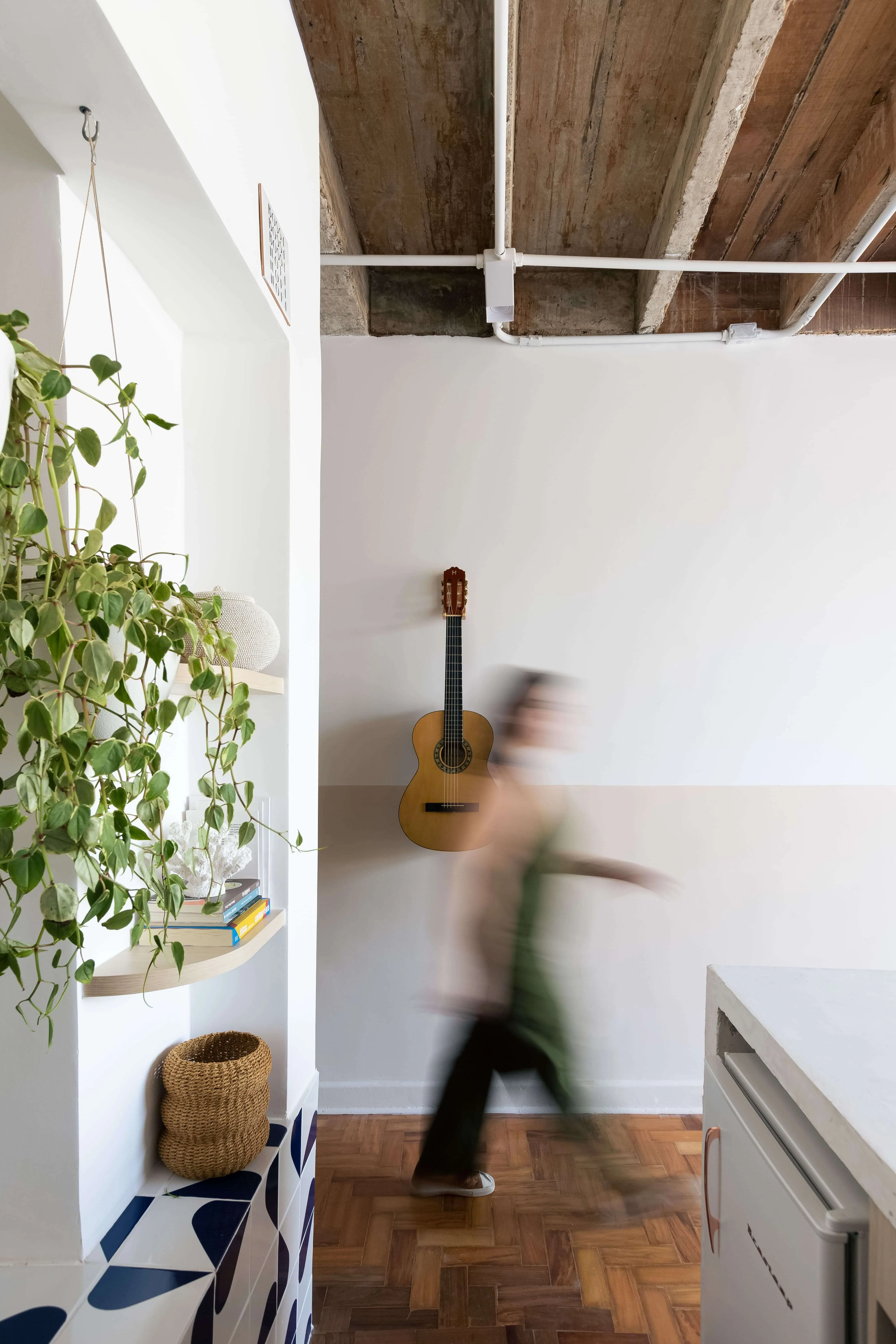 Uma pessoa em movimento com violão pendurado ao fundo, transmitindo a energia da bossa nova.