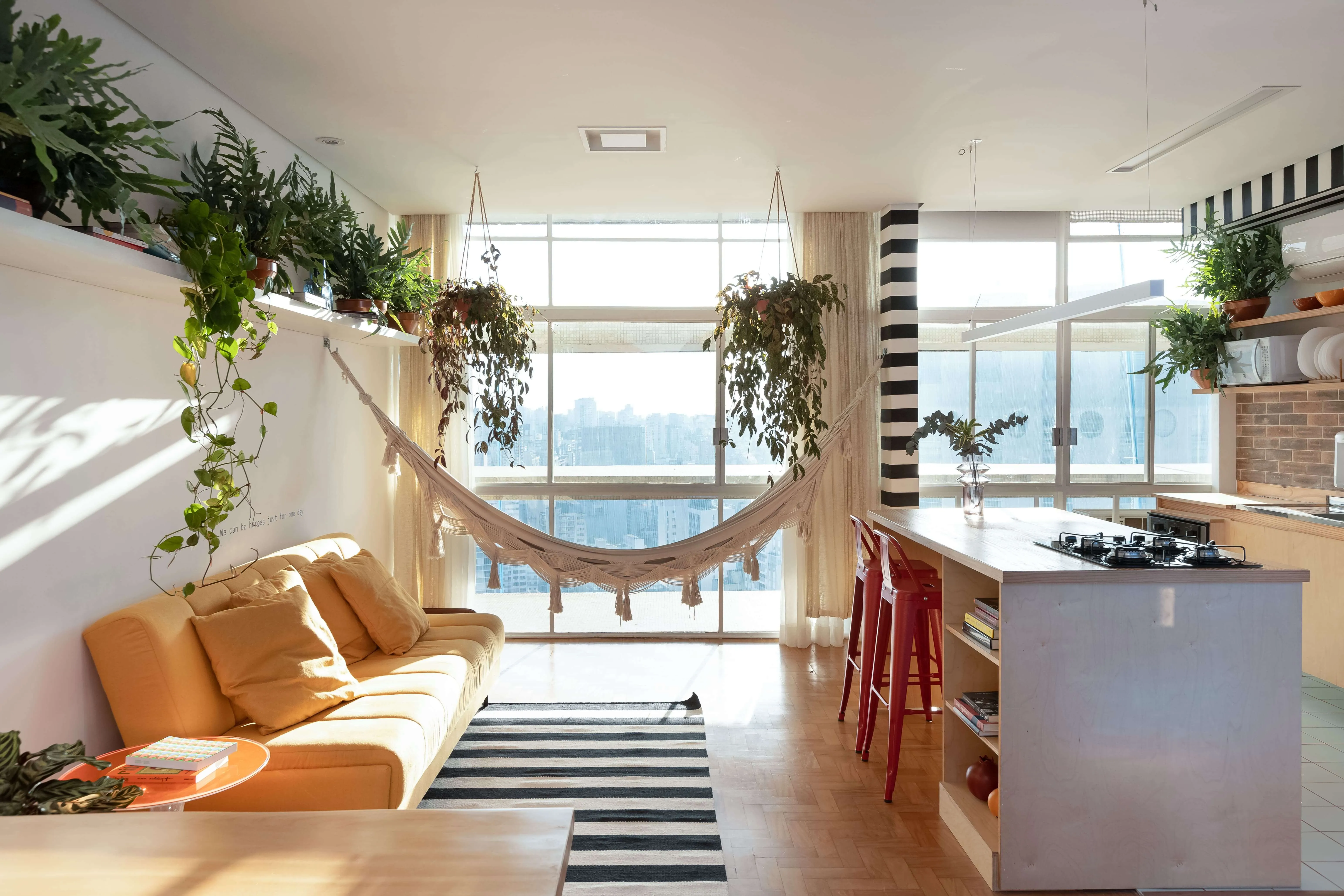 Vista geral do estúdio com luz solar entrando pela janela.