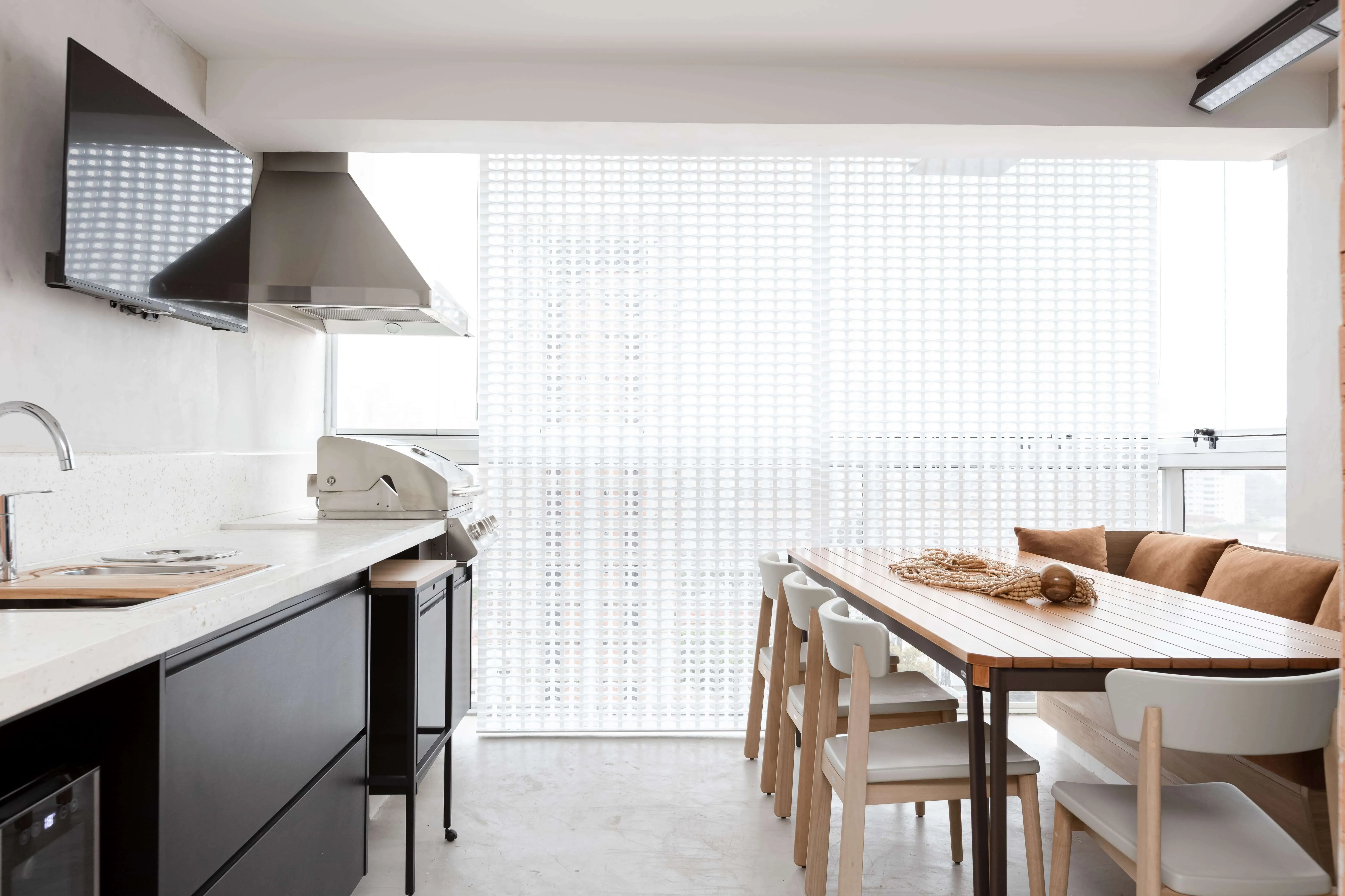 Cozinha com ilha central e elementos contemporâneos.