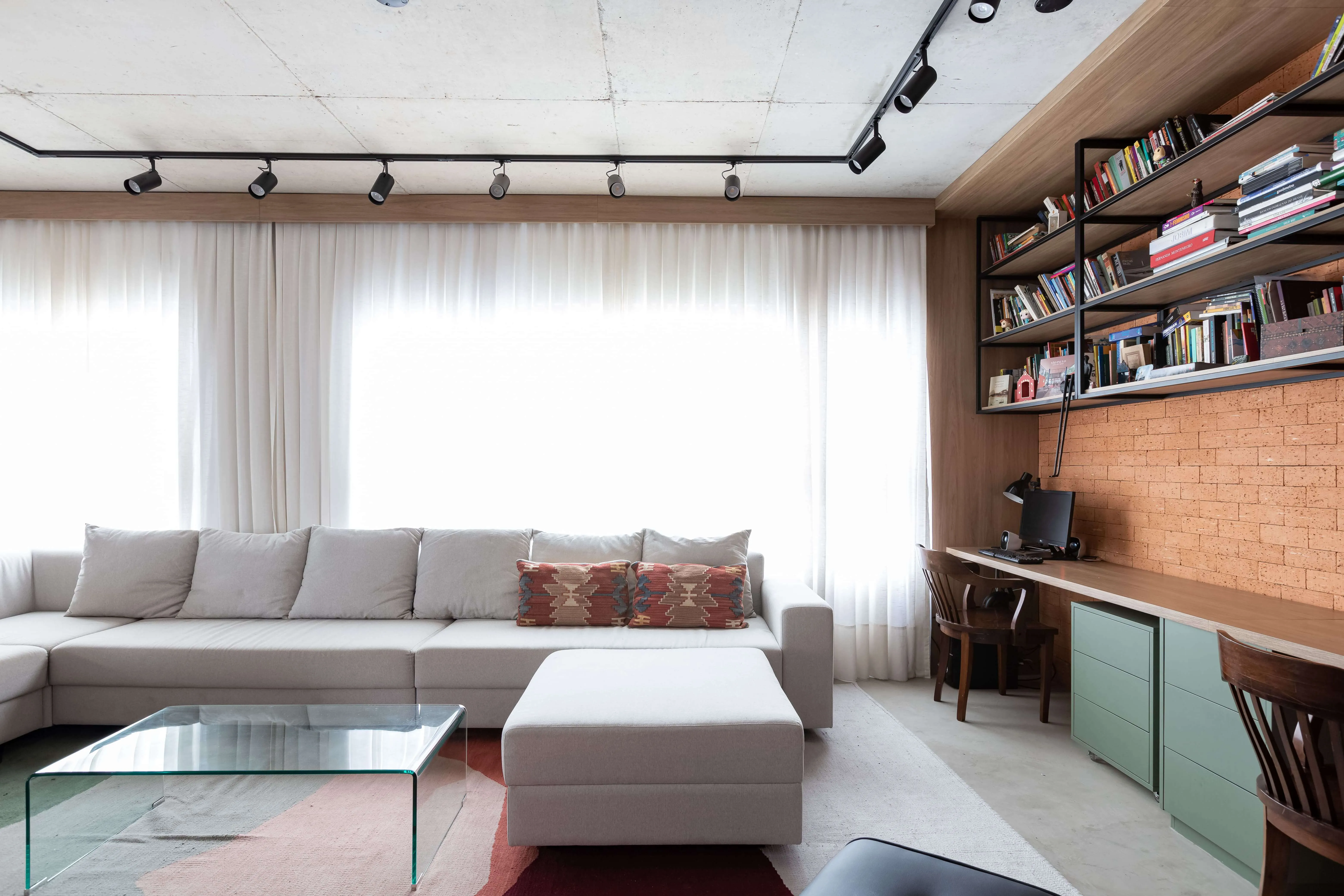 Sofá confortável e ambiente de sala de estar.