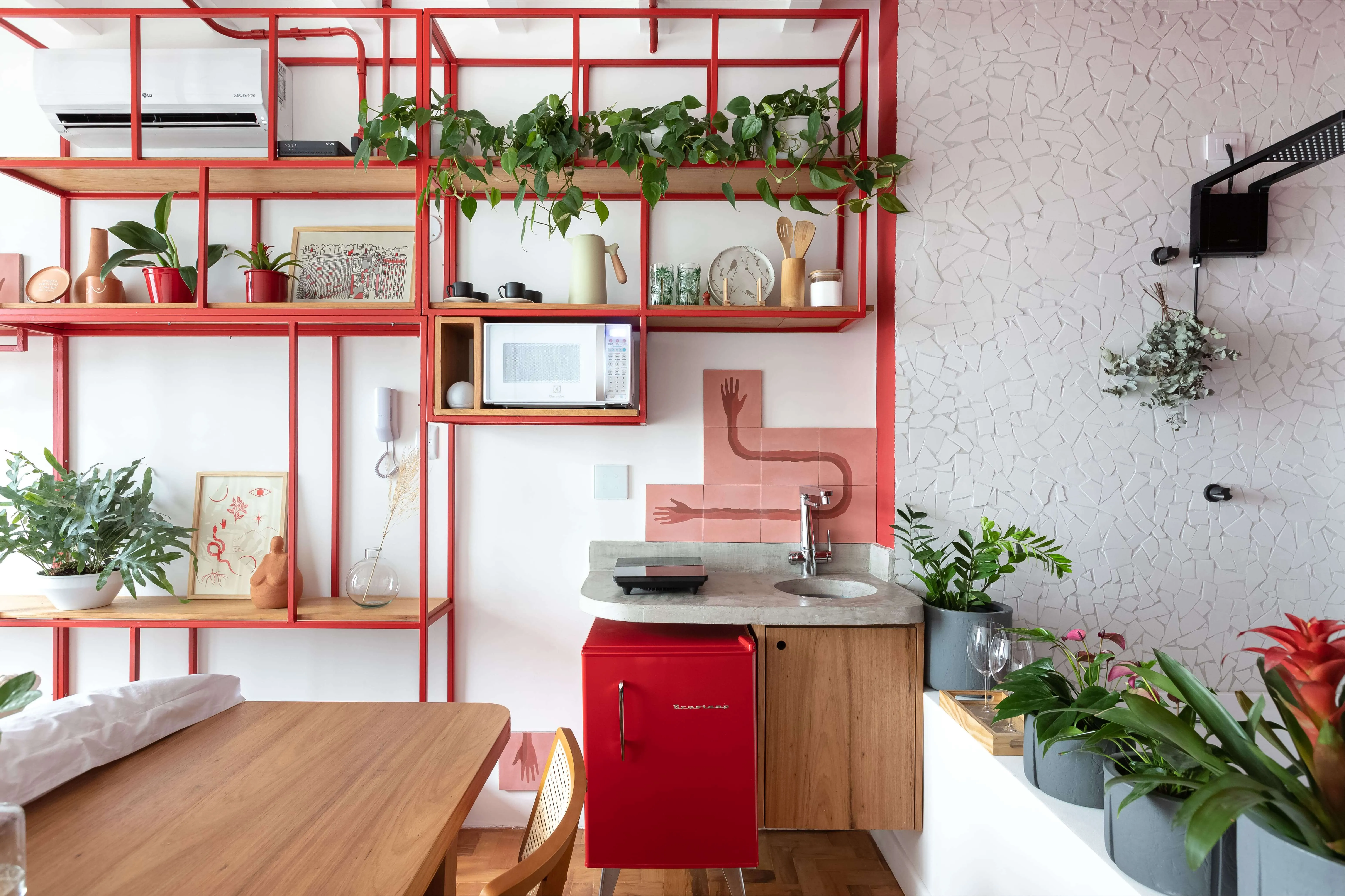 Mesa de refeições, estação de trabalho e cozinha integrada.