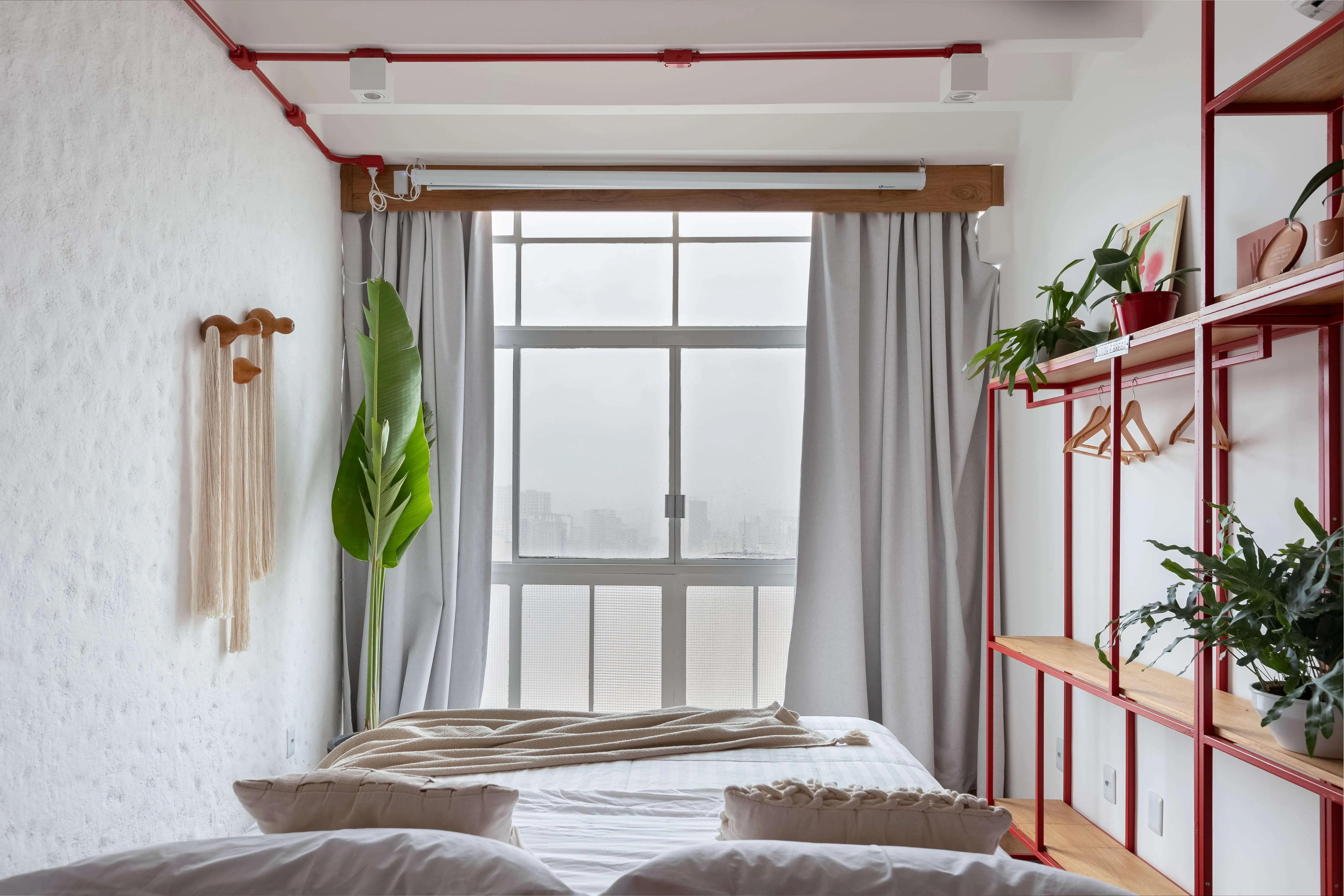 Cama com vista panorâmica da cidade.