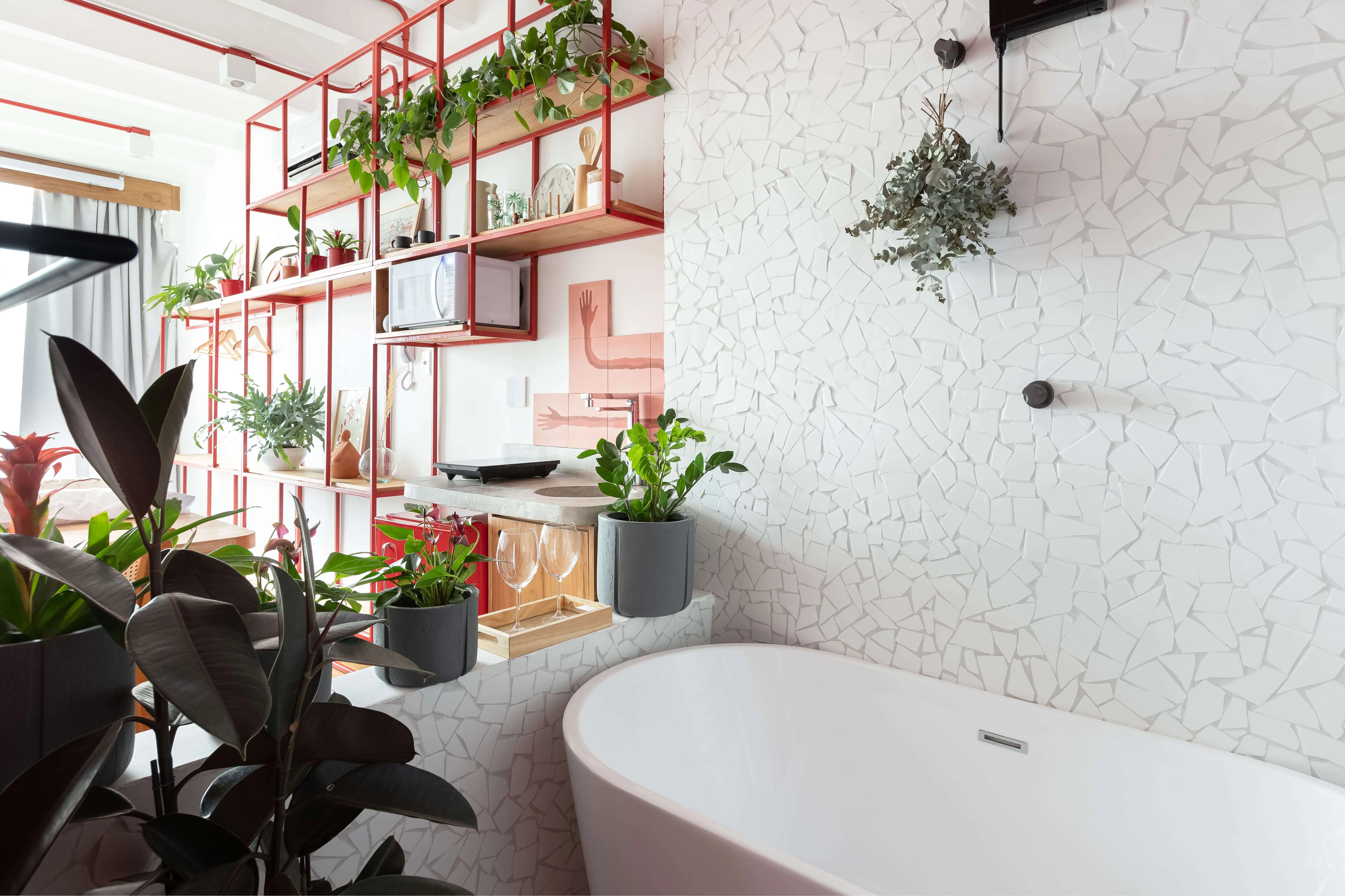 Detalhes da decoração com toques da arte brasileira.