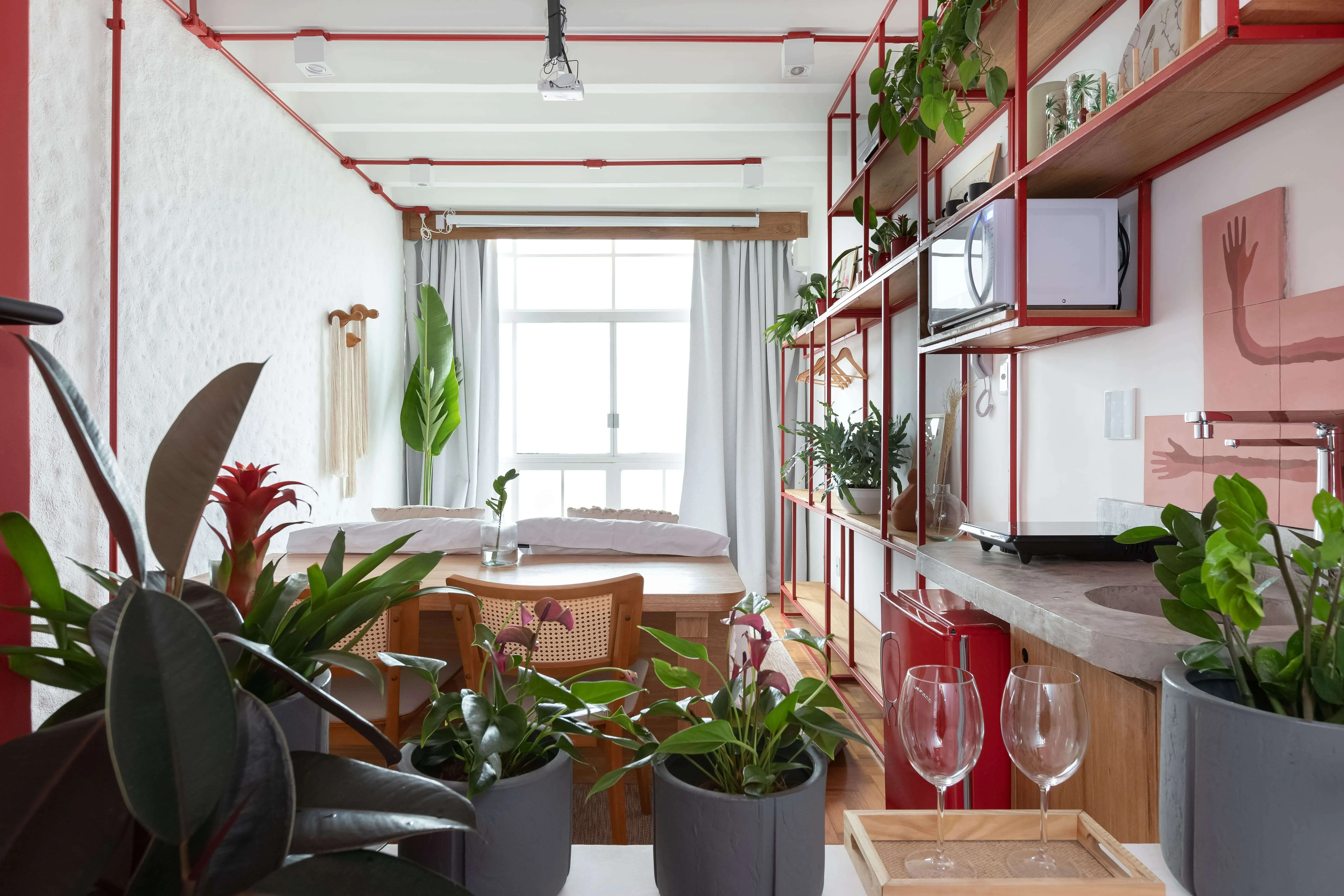 Vista geral do estúdio, com o telão ao fundo.