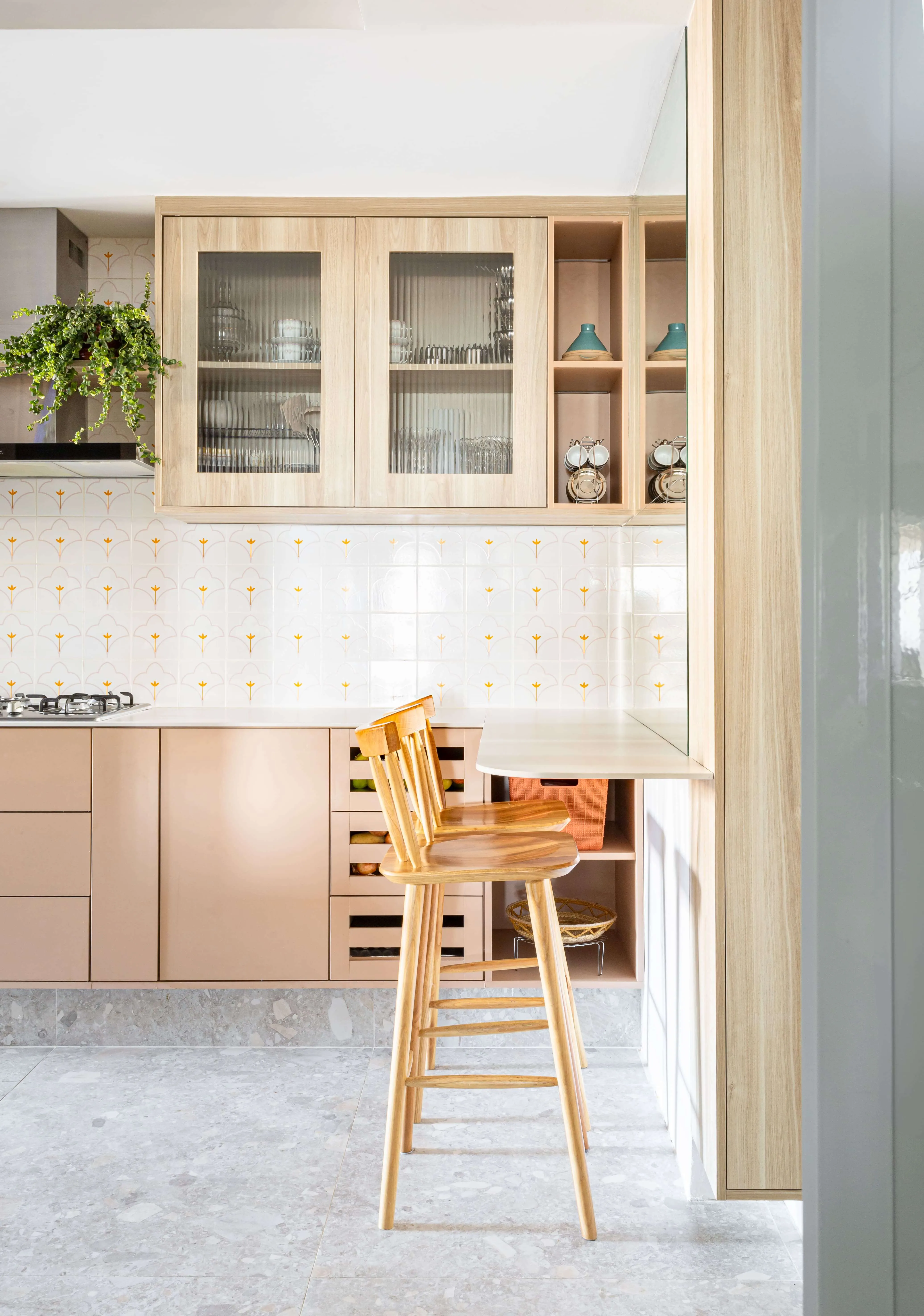 detalhes de texturas de madeira que trazem aconchego e sofisticação ao ambiente.