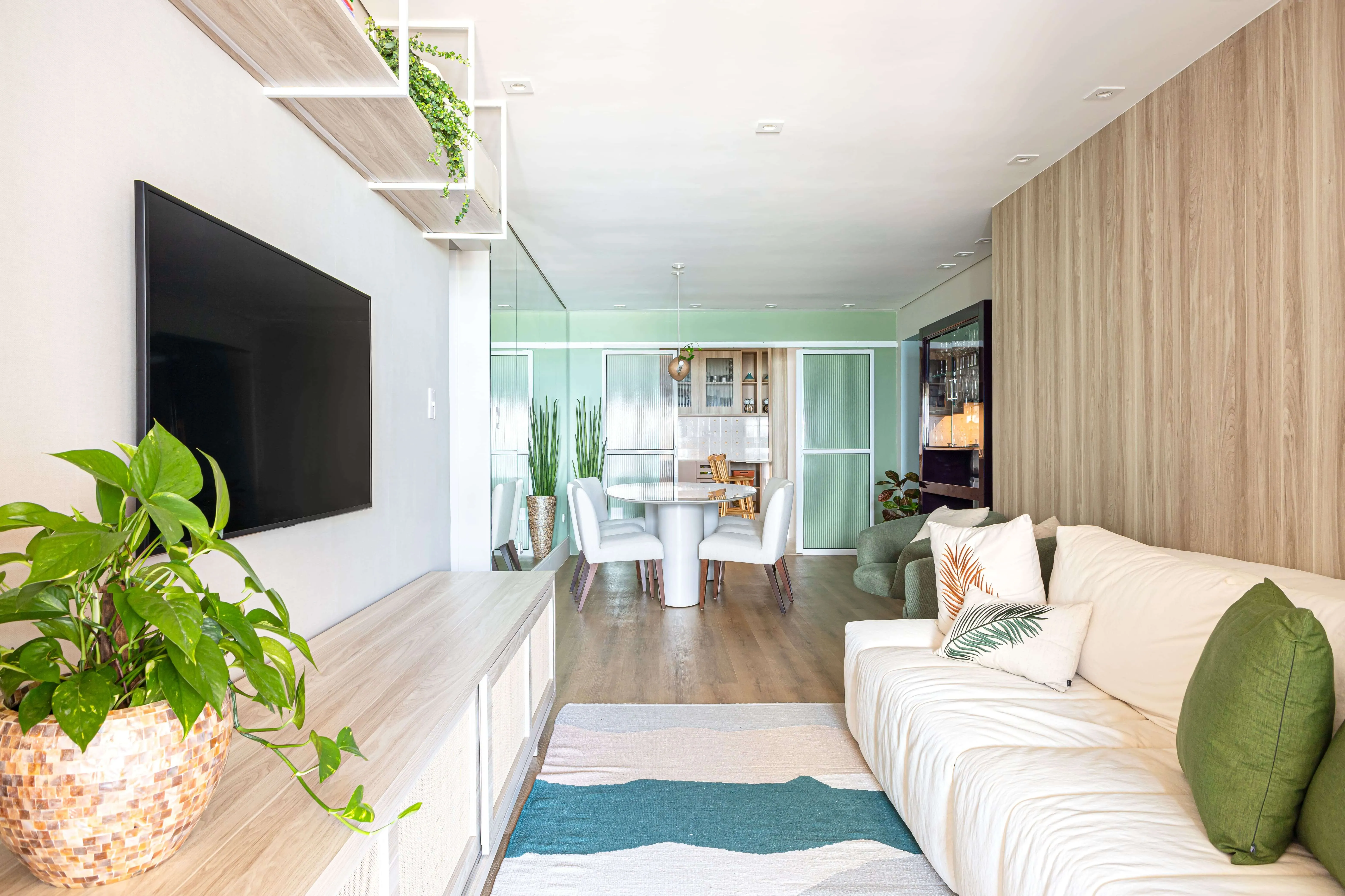 detalhe de iluminação natural que ilumina o apartamento de forma suave e acolhedora.