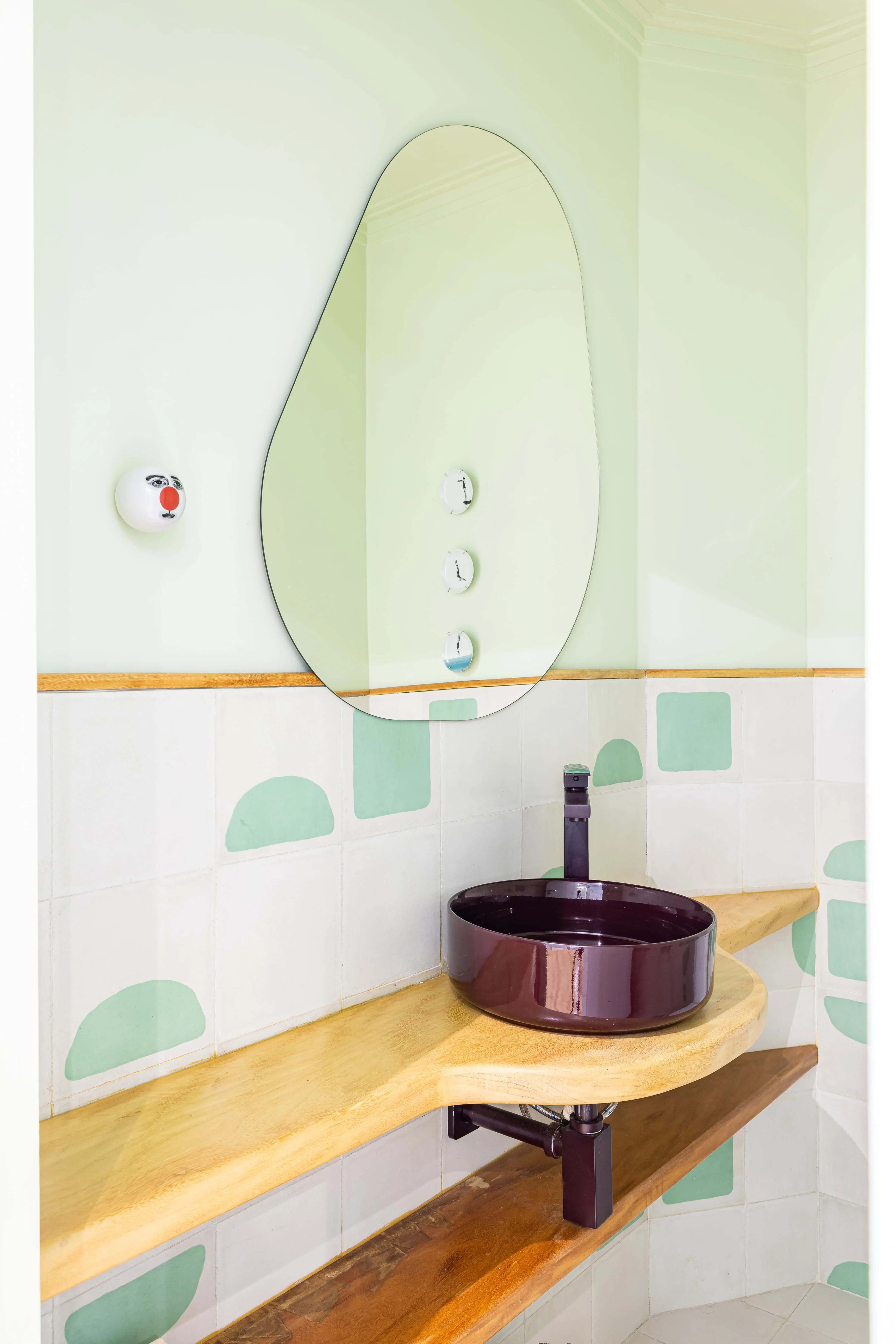 pia do banheiro com espelho que amplia o ambiente, trazendo leveza e praticidade.