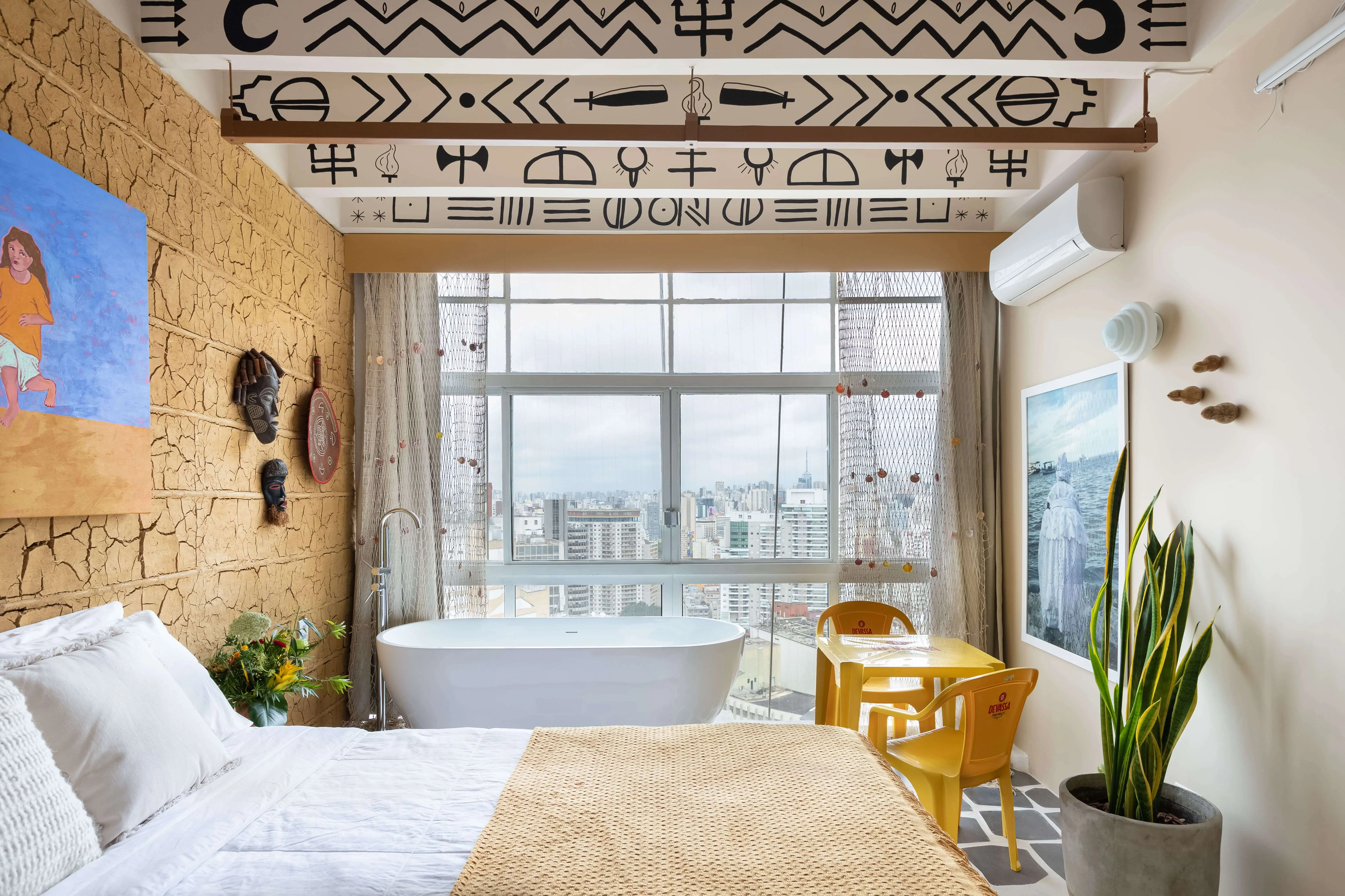 detalhes das religiões afro-brasileiras, com símbolos e texturas que conectam as raízes culturais.