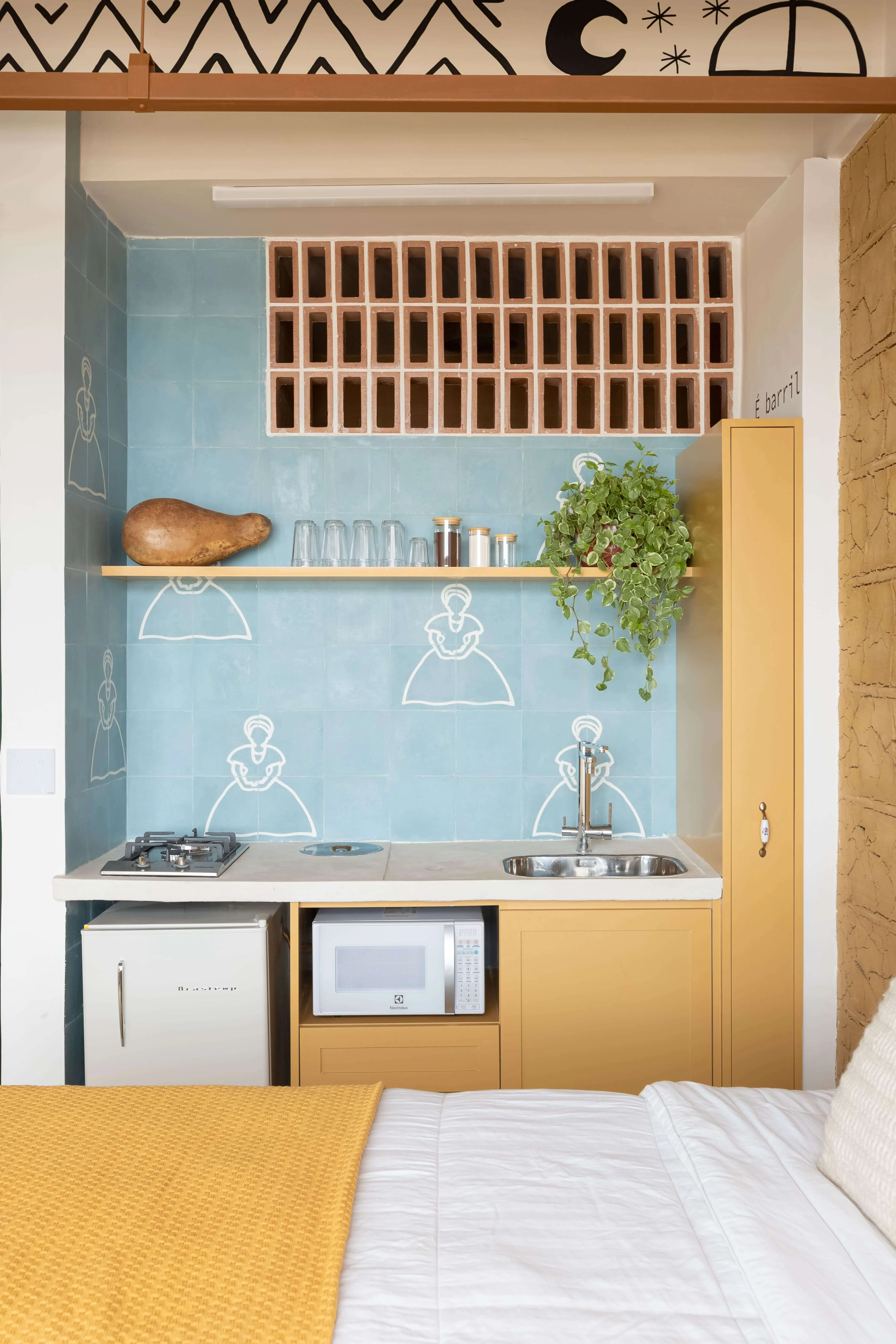 decoração com elementos de fé, cultura e liberdade, representando a alma da terra.