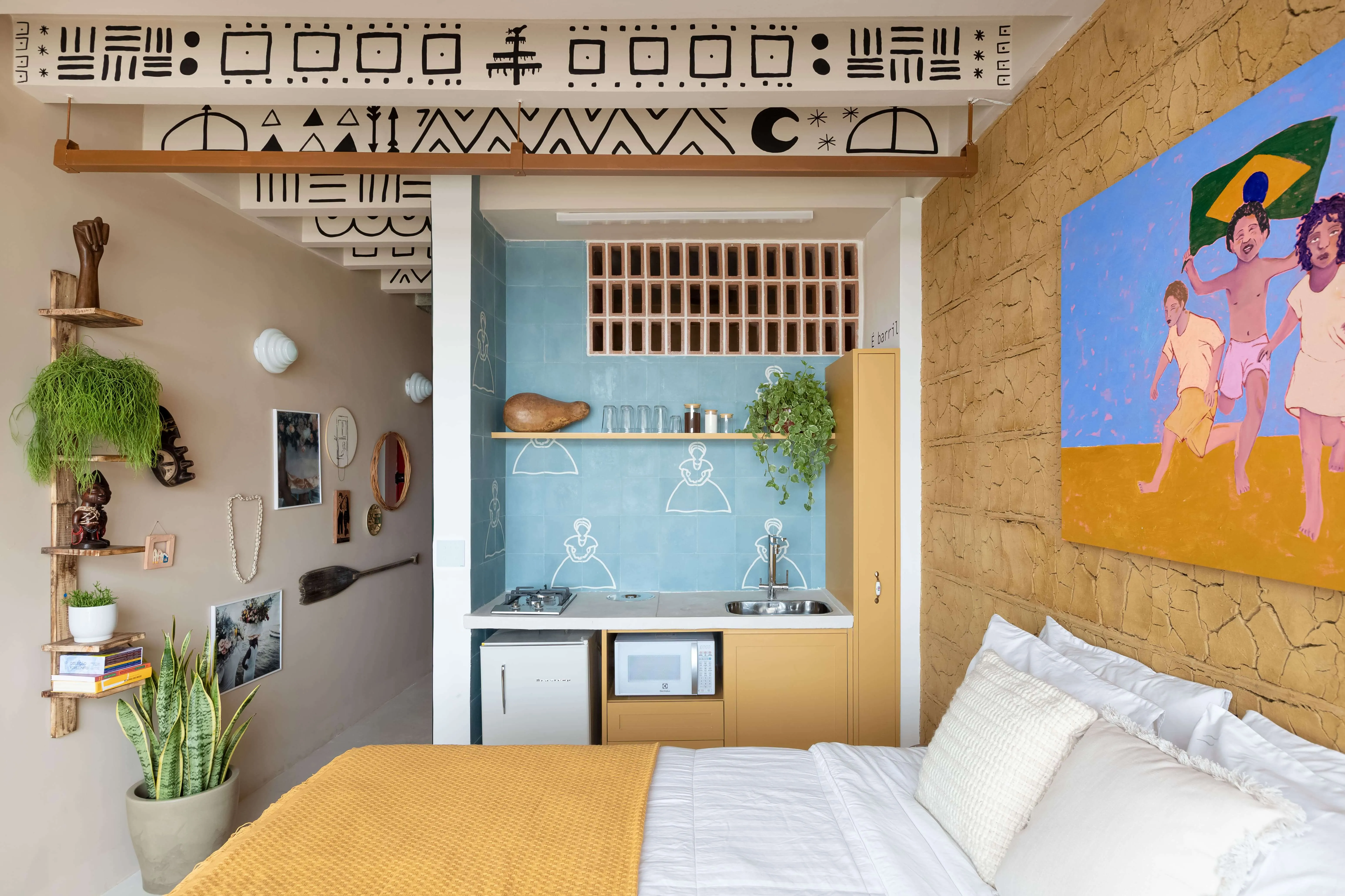 ambiente com elementos naturais e iluminação suave, destacando a conexão com a natureza.