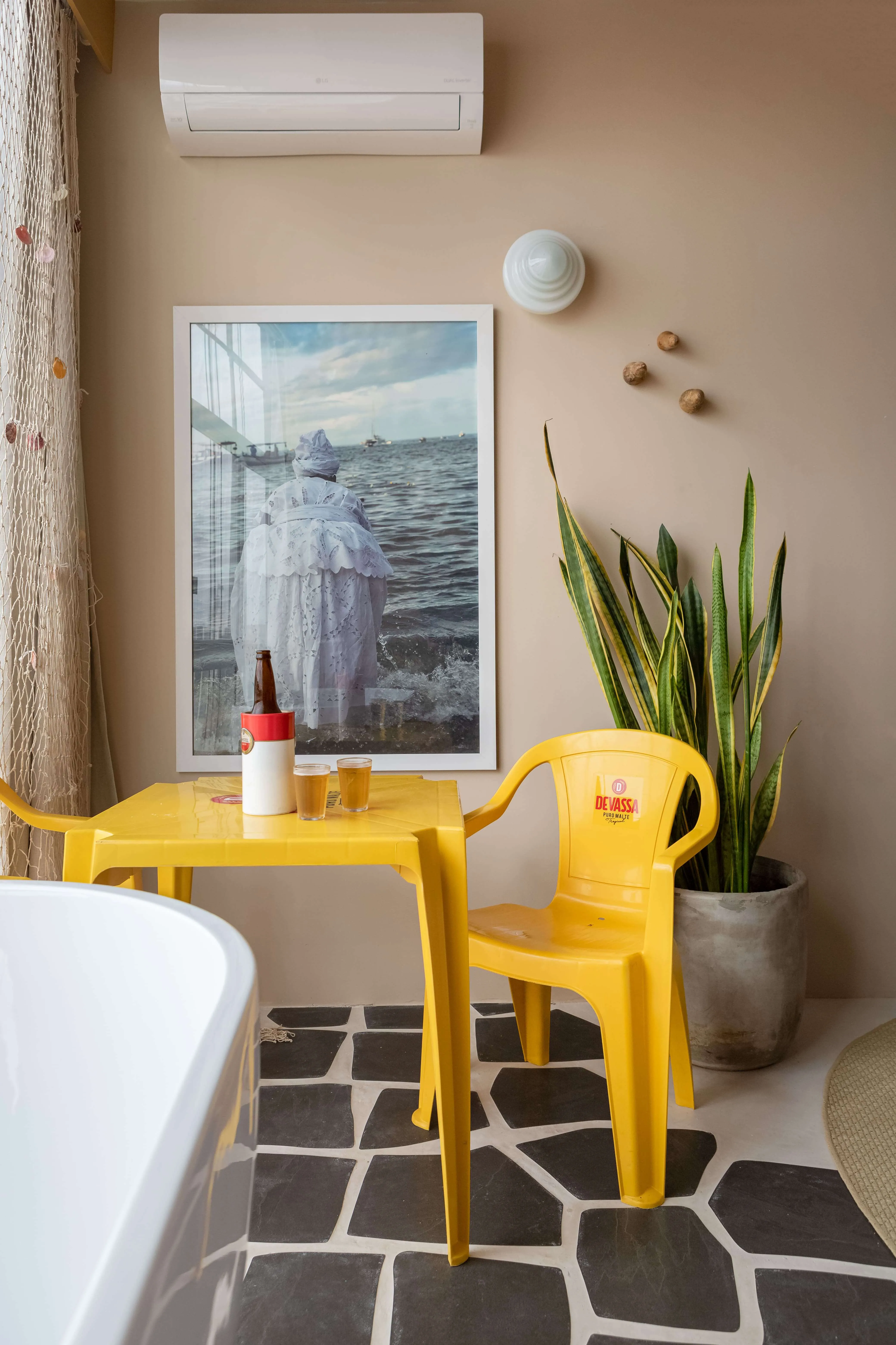 detalhes de móveis e objetos decorativos que celebram a tradição e a modernidade.