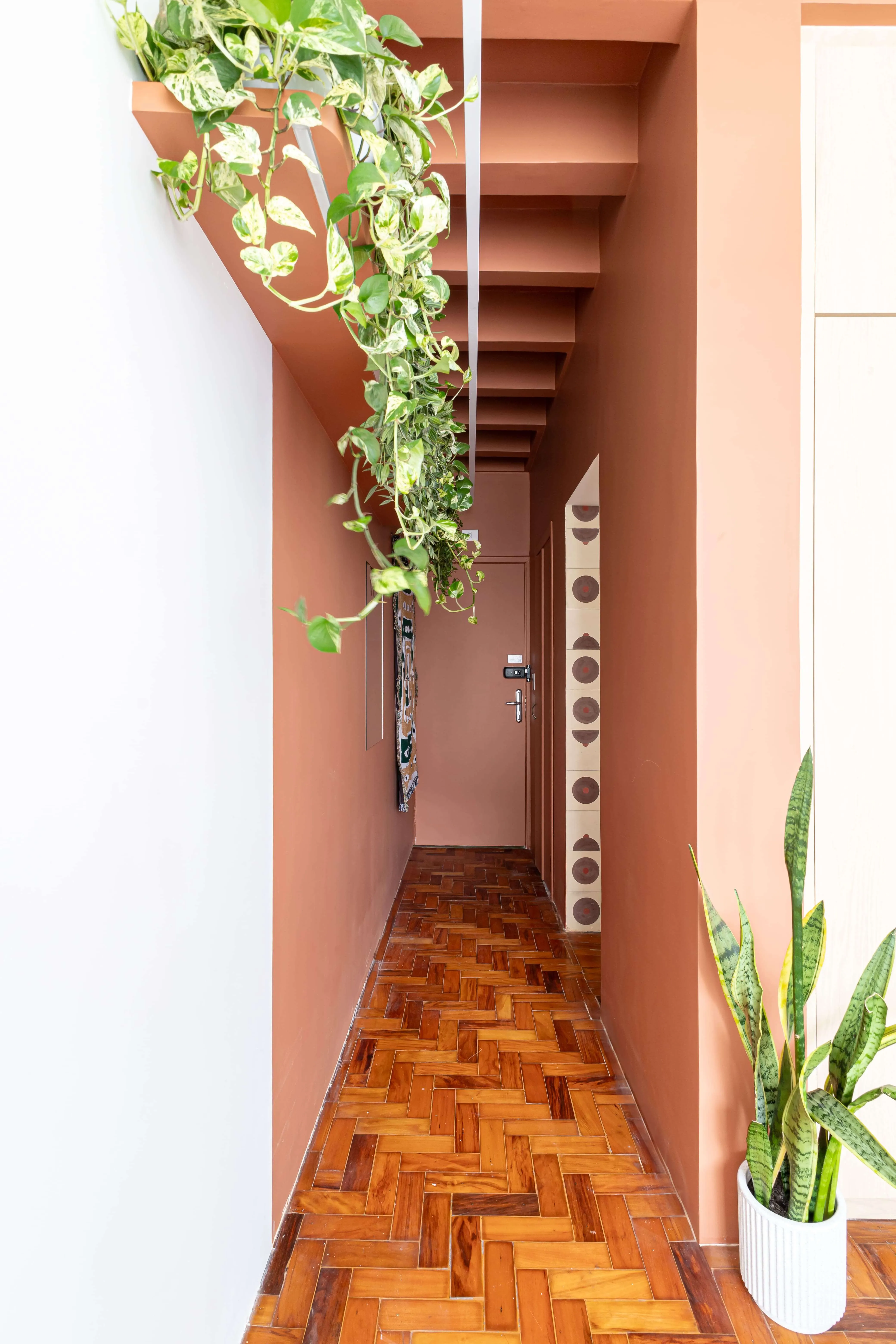 vista do apartamento no Copan com elementos delicados e cores suaves que refletem o entorno.