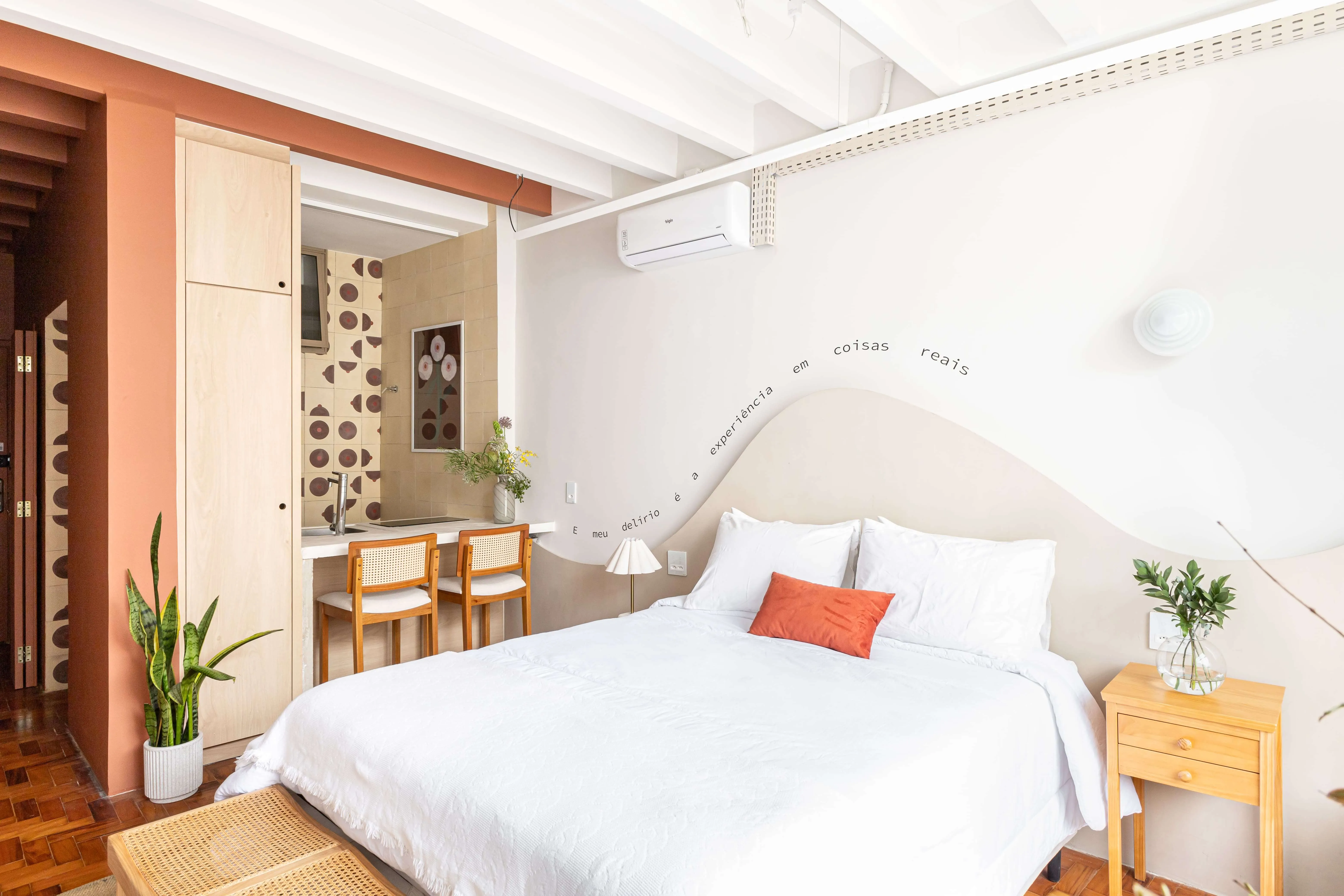 ambiente de estar com cores suaves e aconchegantes, criando um espaço de descanso e tranquilidade.