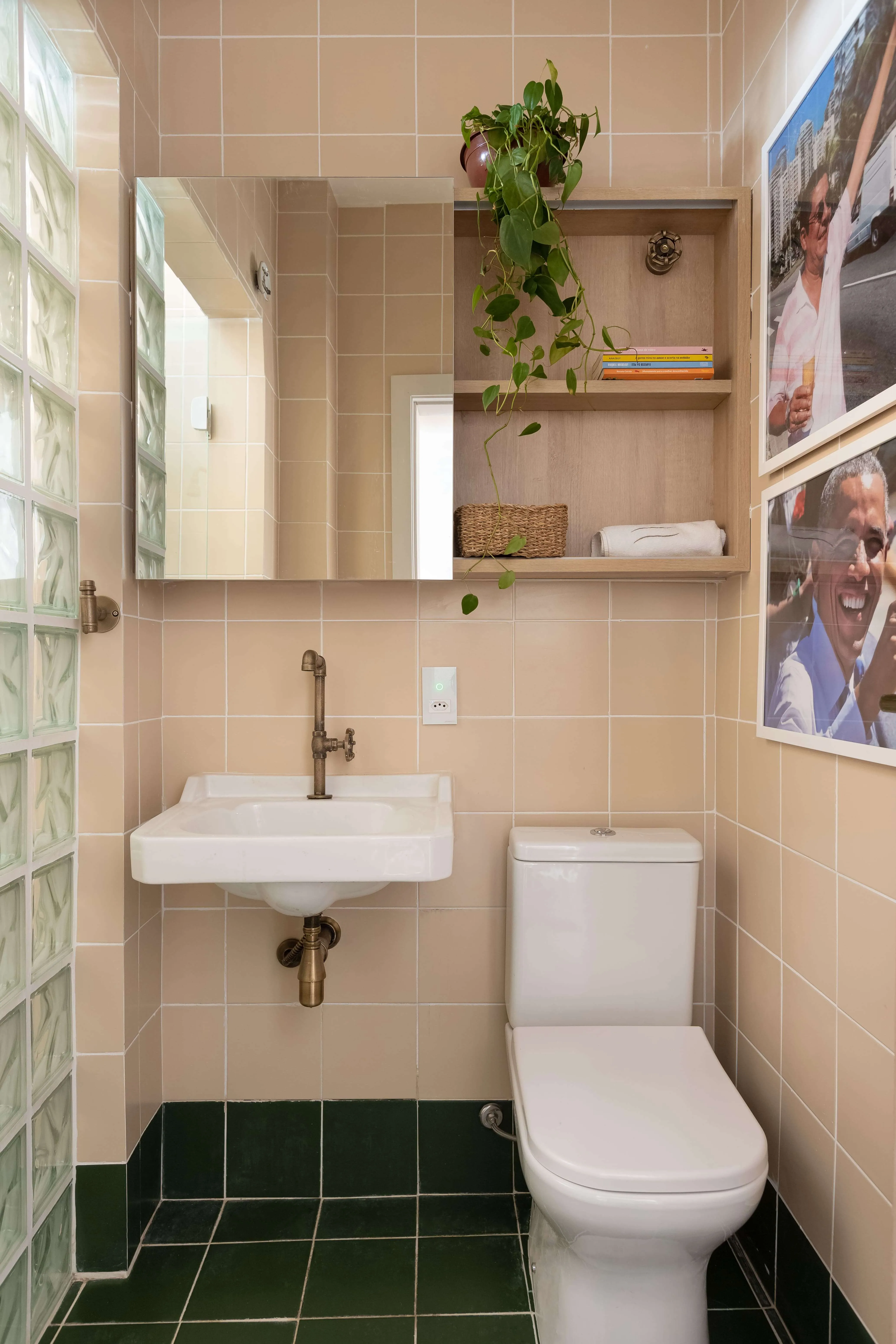 Vista ampla do estúdio Lúpulo com decoração rústica e elegante.