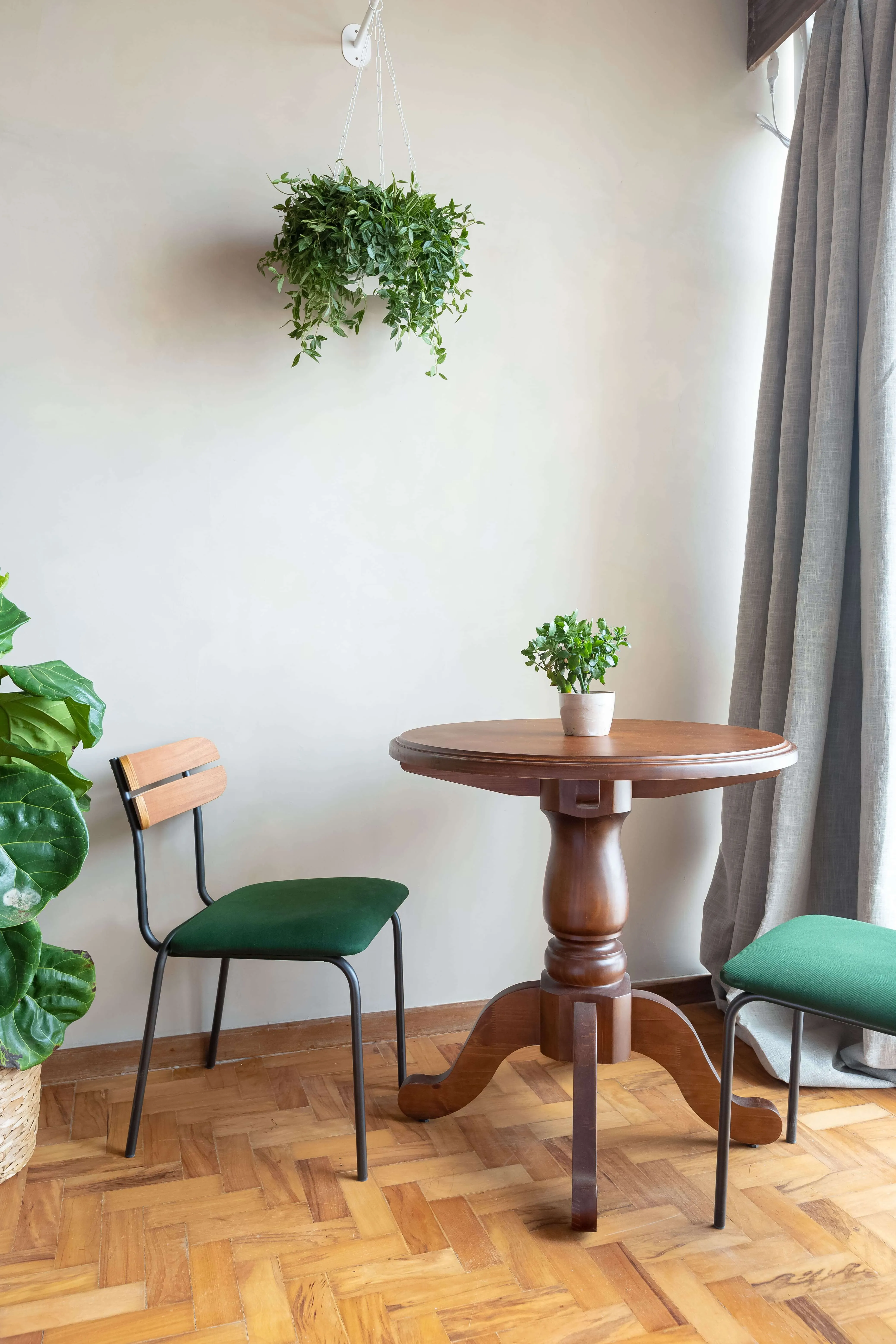 Cozinha com acabamento rústico e toque de modernidade.