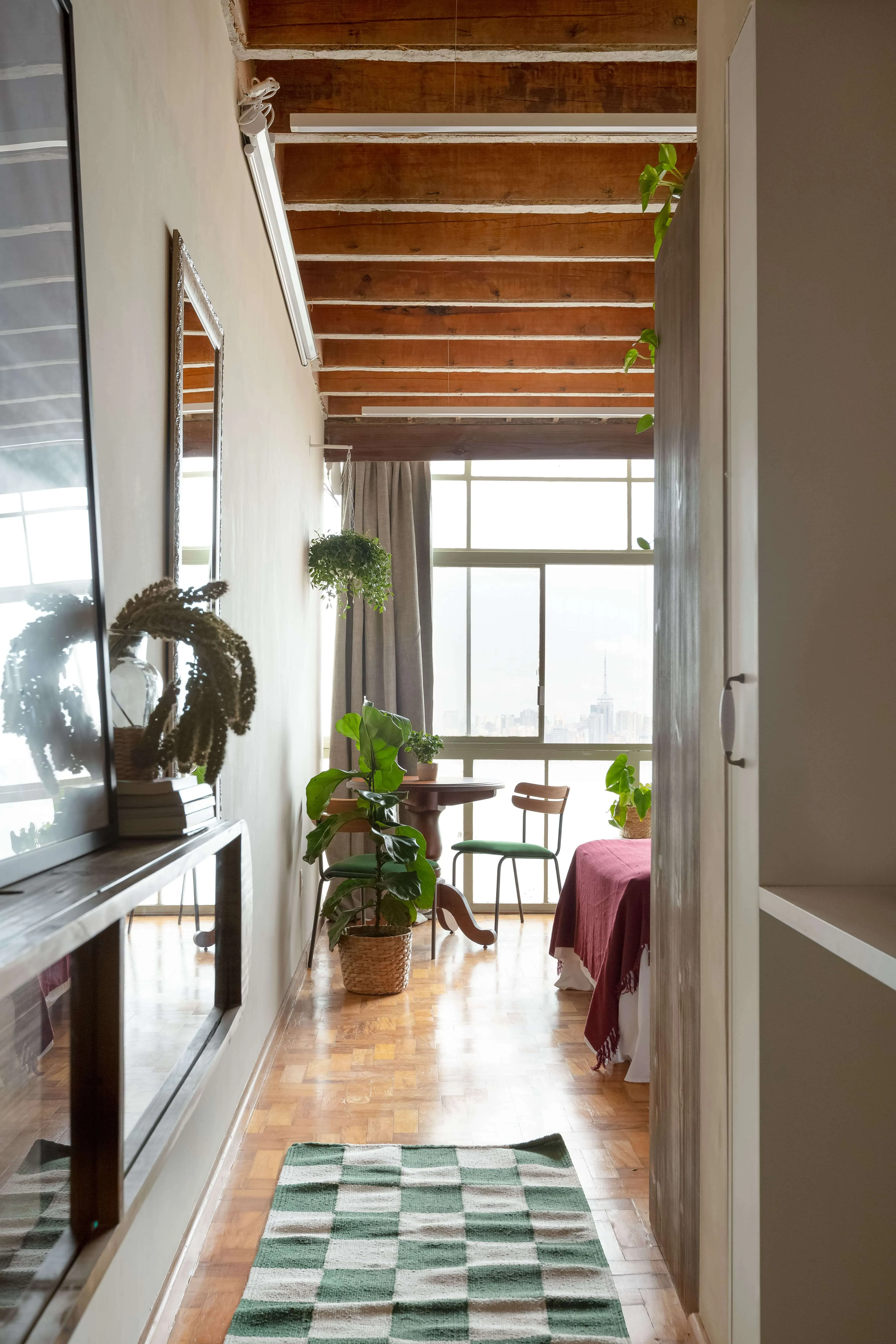 Detalhes de decoração com plantas e elementos naturais no estúdio.