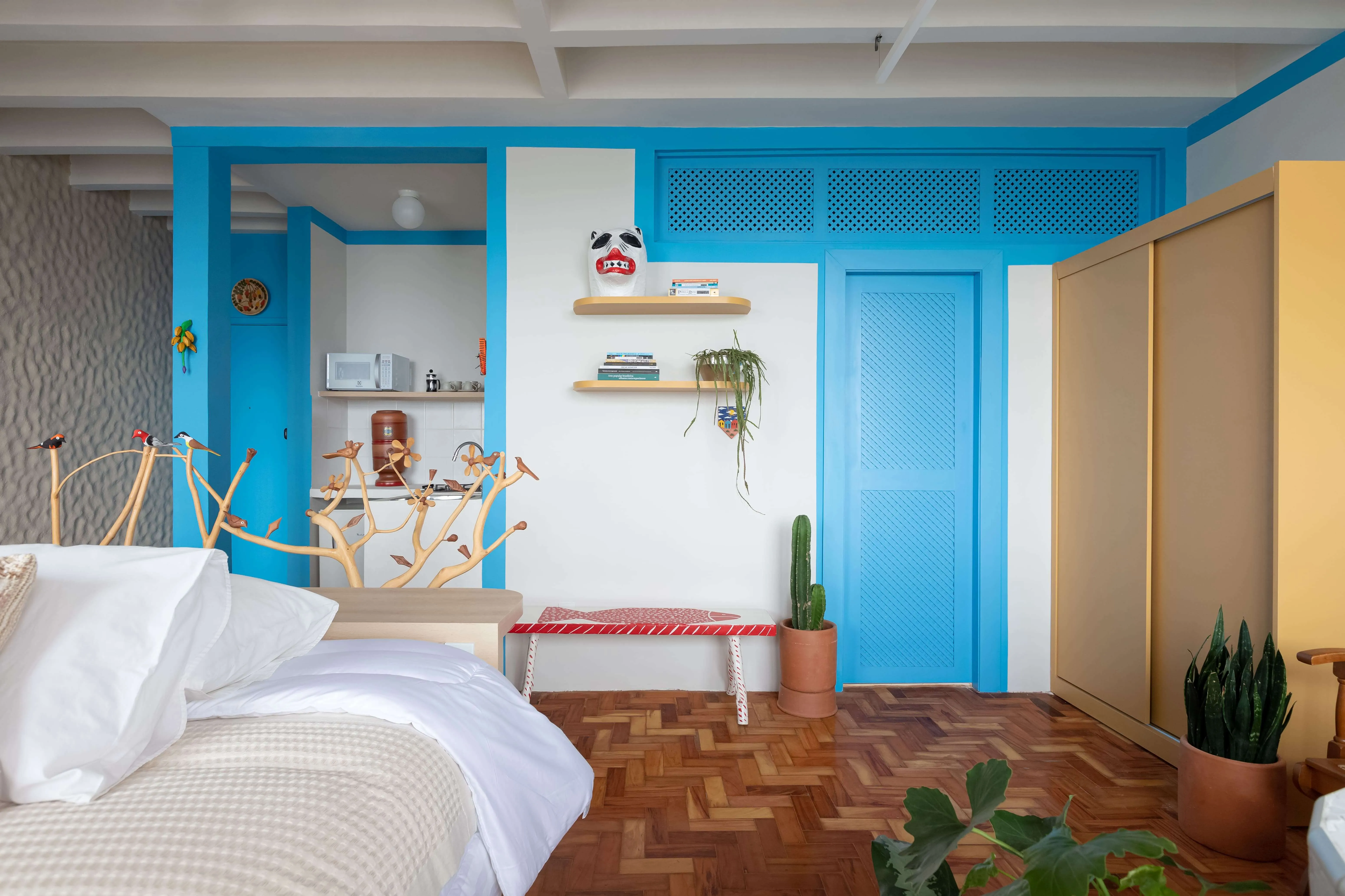 Varanda decorada com vista deslumbrante.