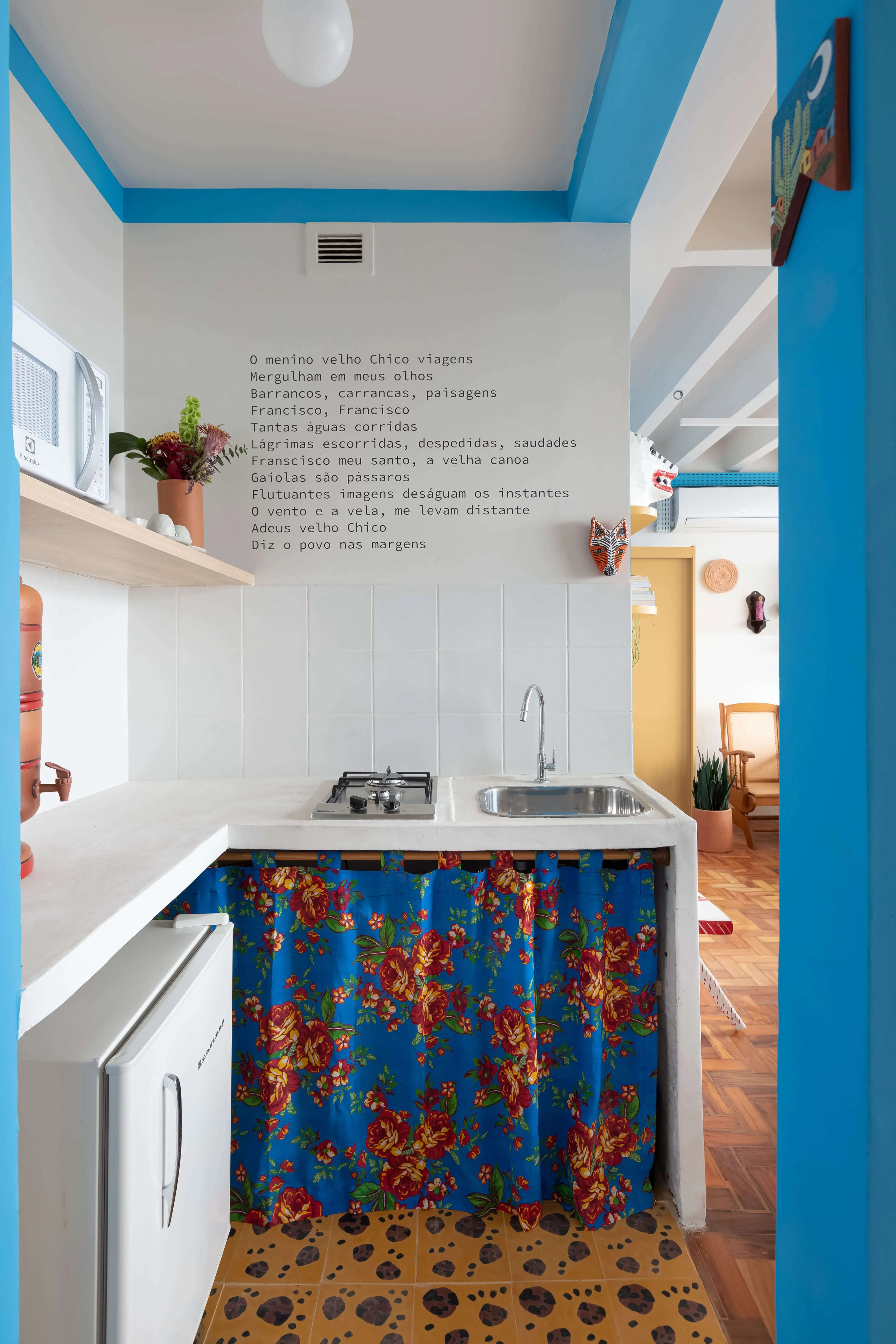 Escultura de madeira representando a cultura regional.