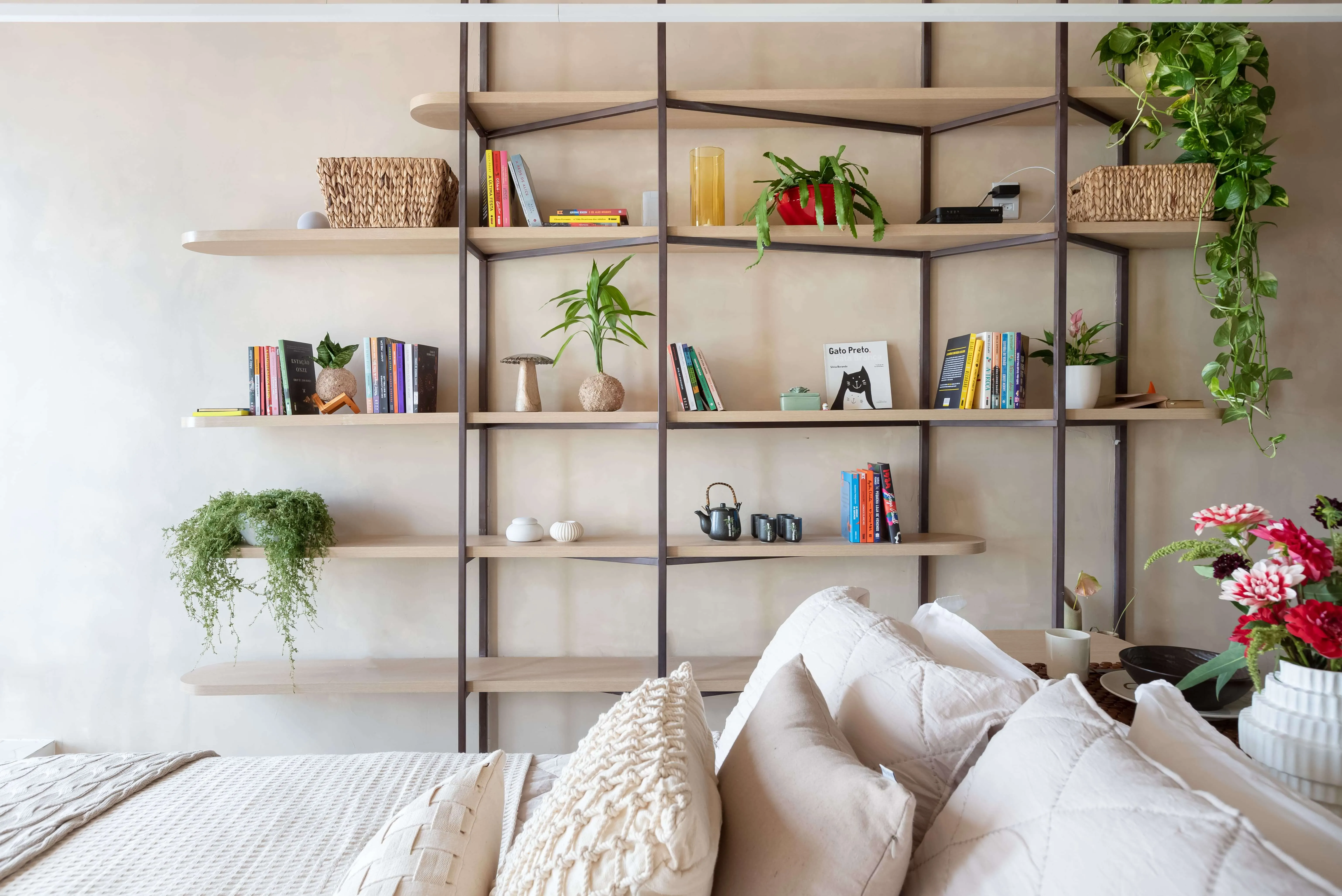 Detalhe do teto de madeira que proporciona aconchego ao espaço.