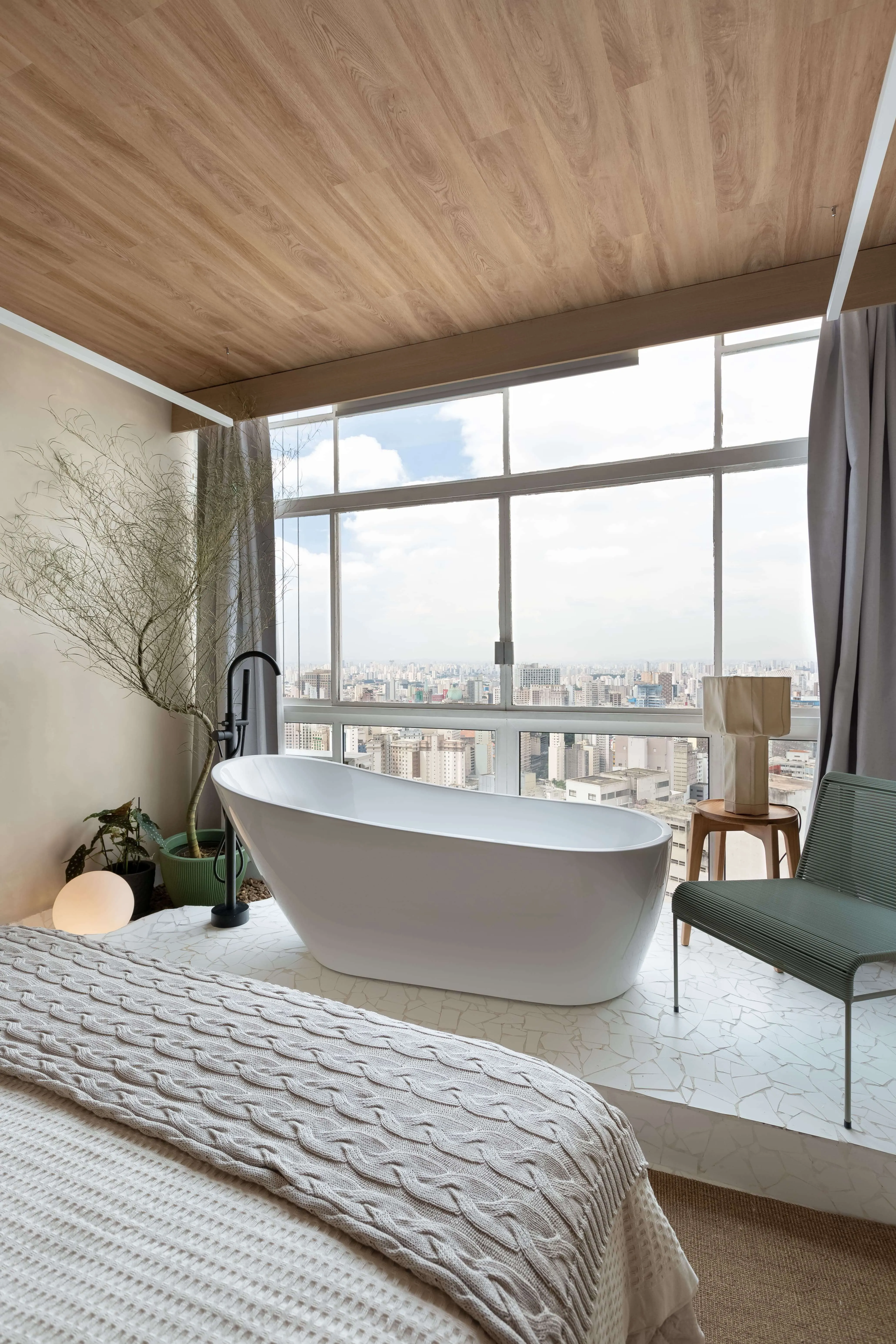 Biblioteca com mais de 50 títulos e detalhes de decoração refinada.