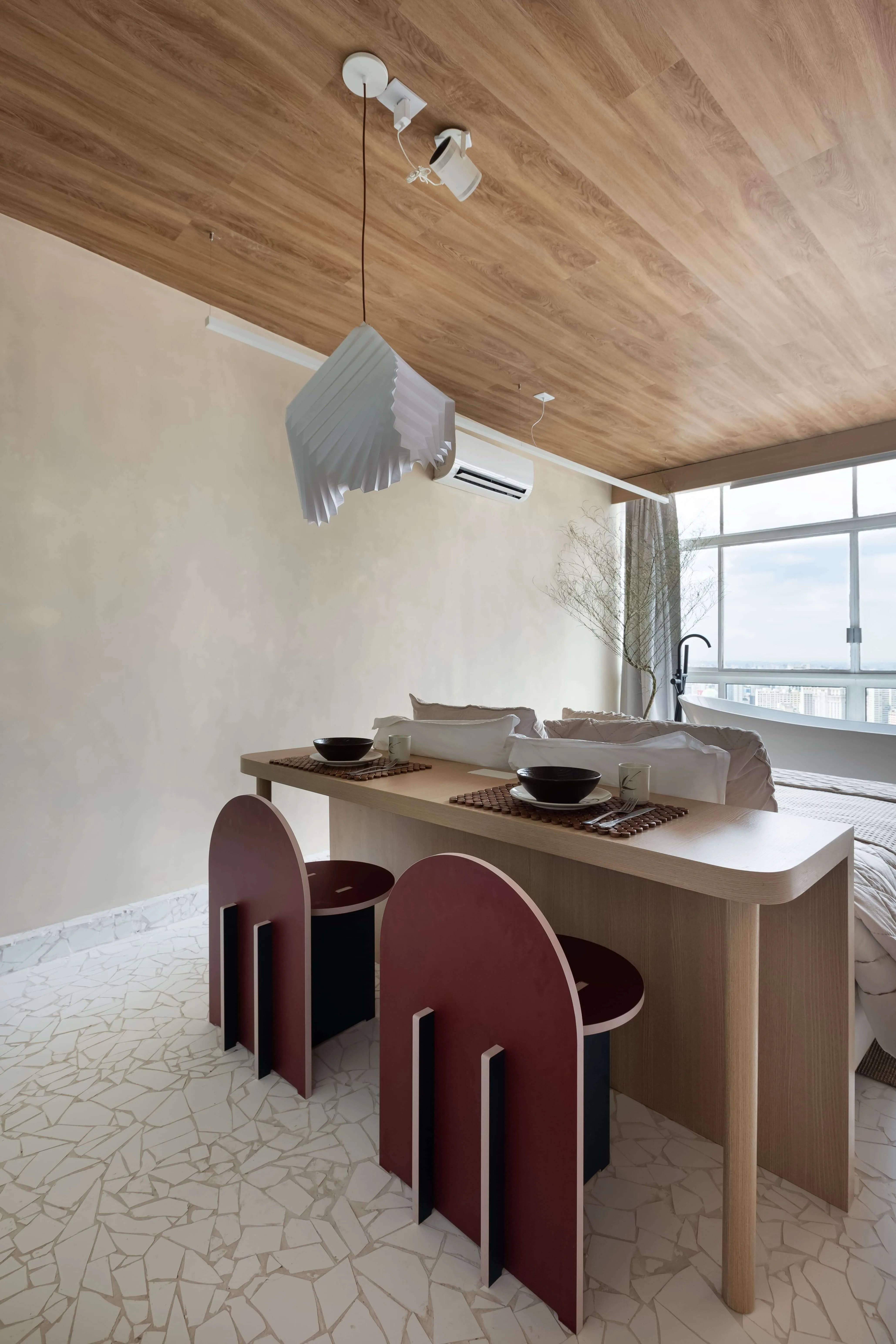 Quarto iluminado com elementos naturais e vista deslumbrante.