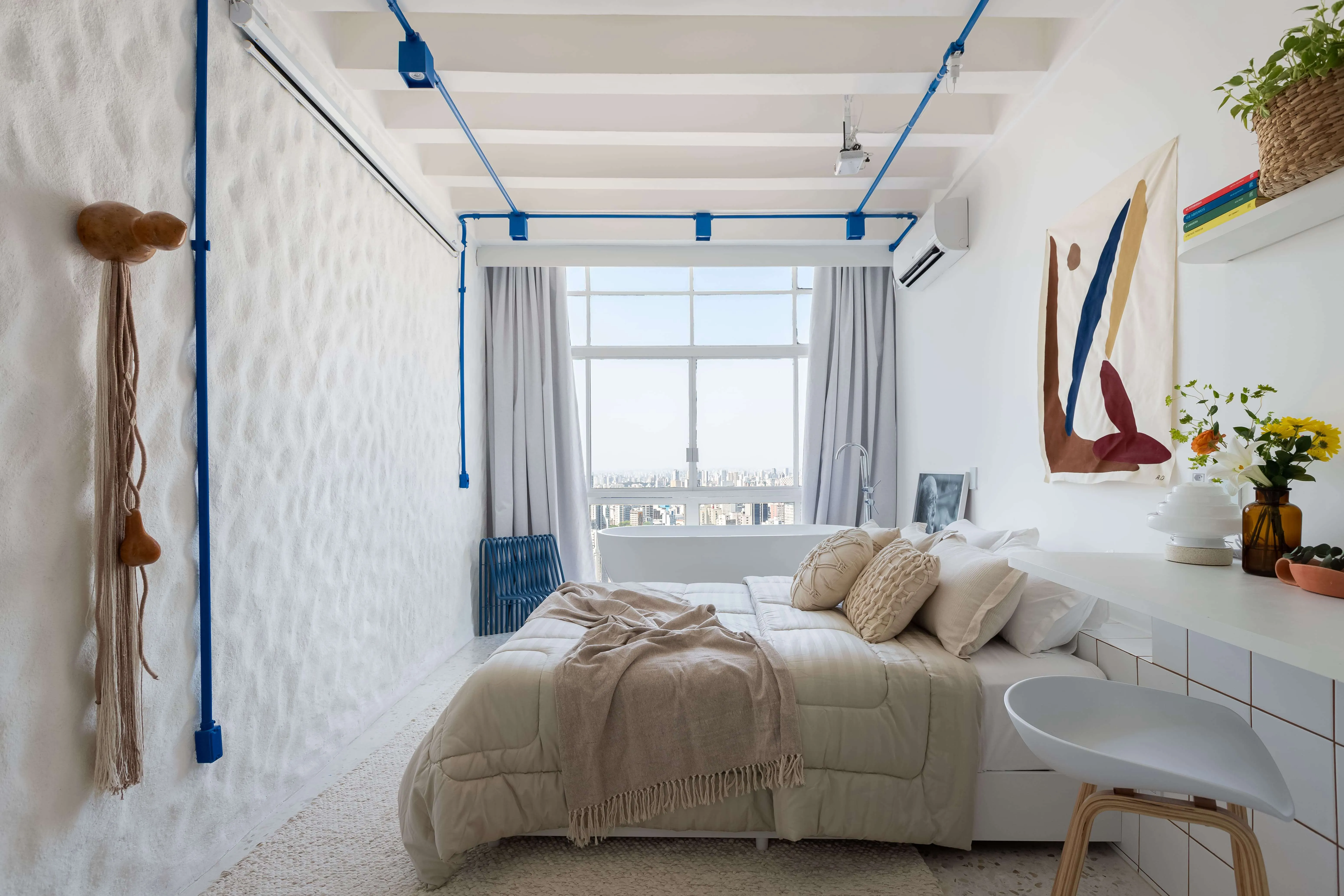 Vista para a janela com luz do sol entrando no estúdio.