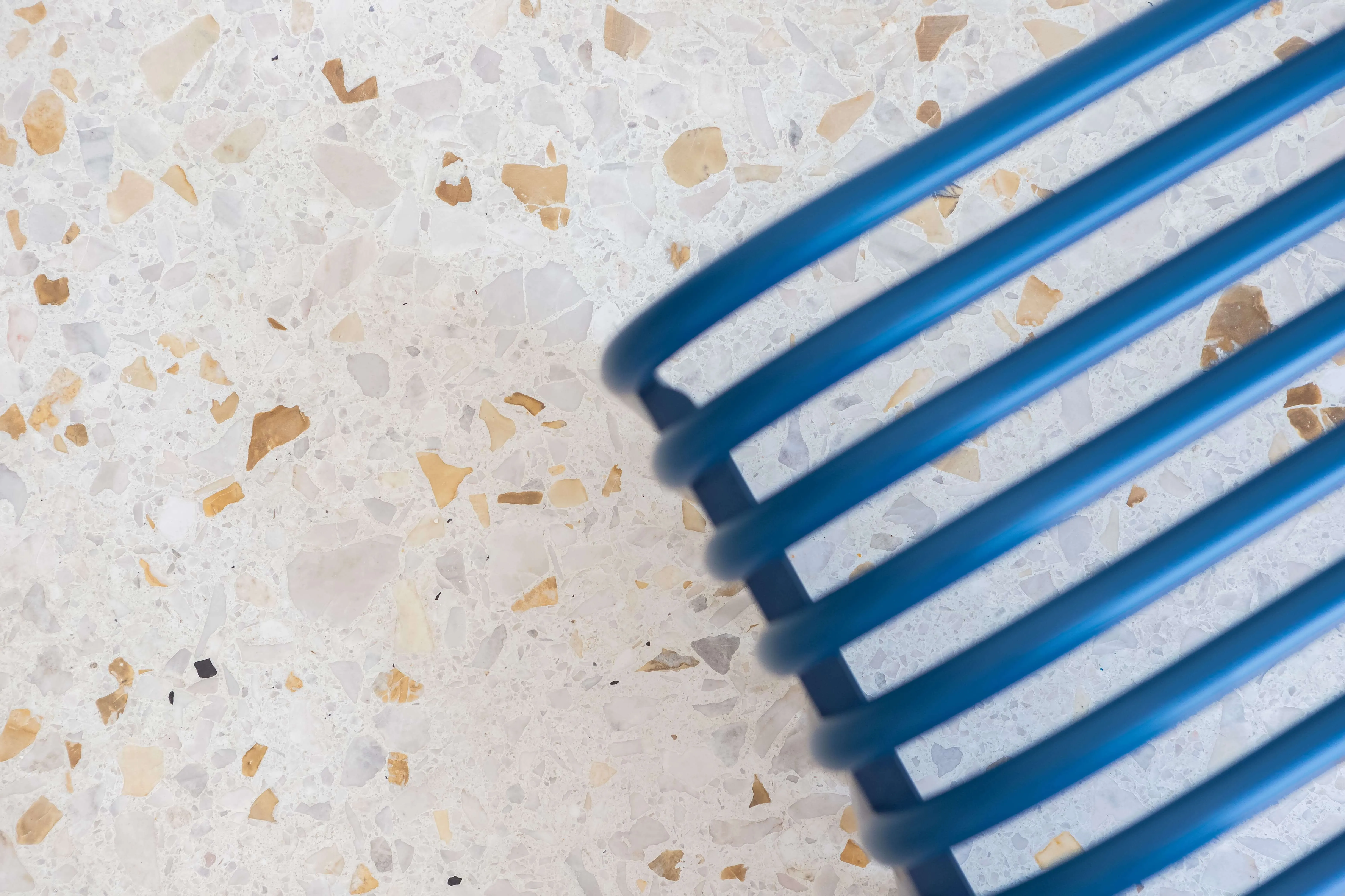 Detalhes do piso de Granilite e cadeira no ambiente.