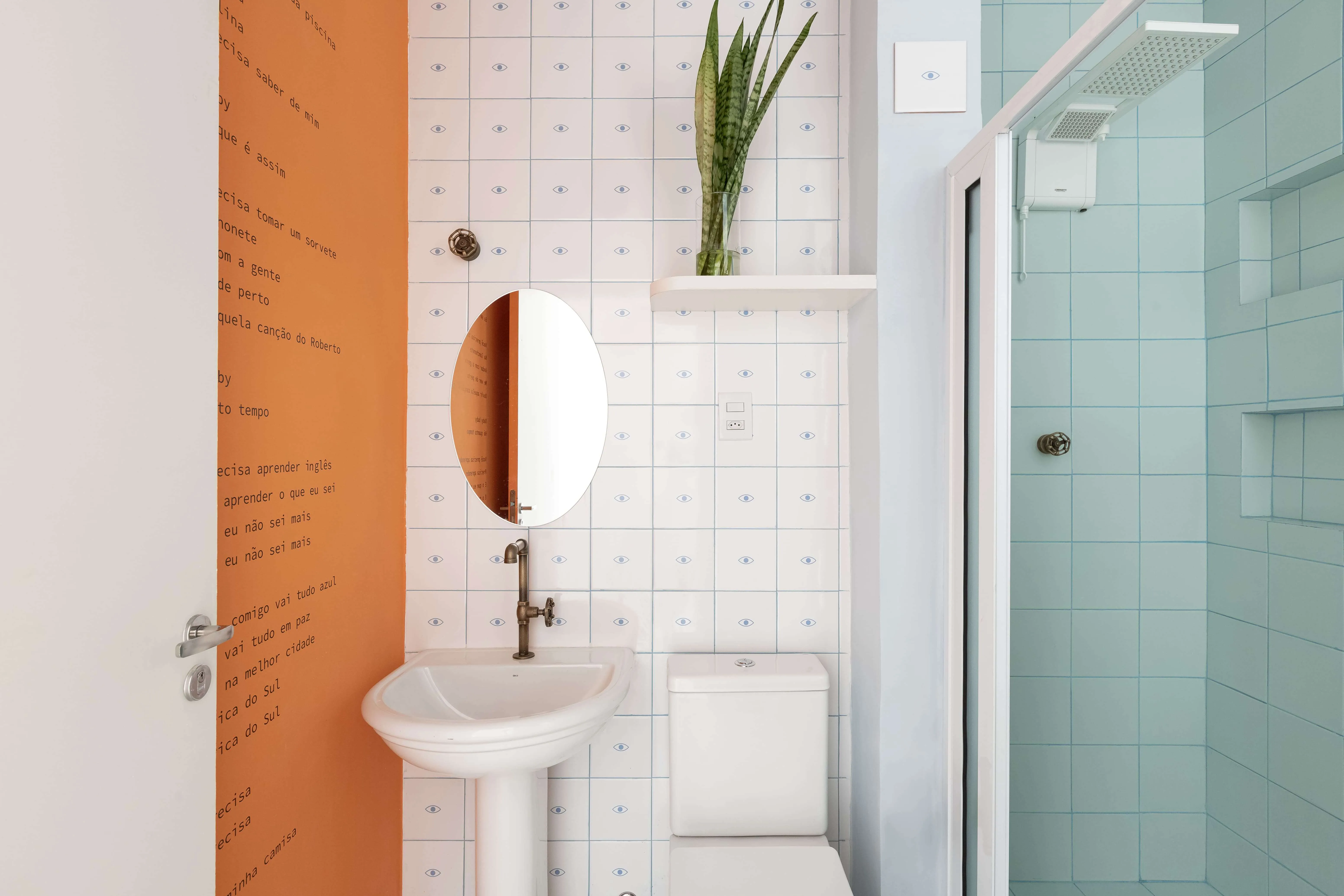 Detalhes do banheiro com revestimento exclusivo.