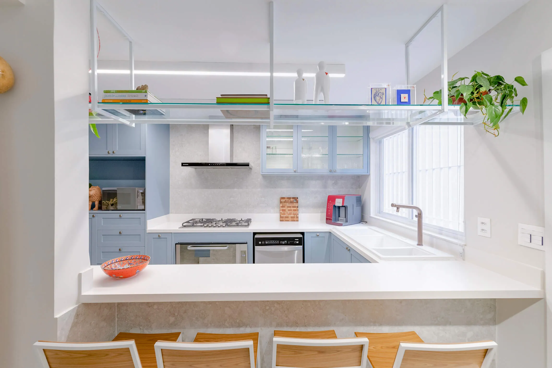 Cozinha ampla e moderna.