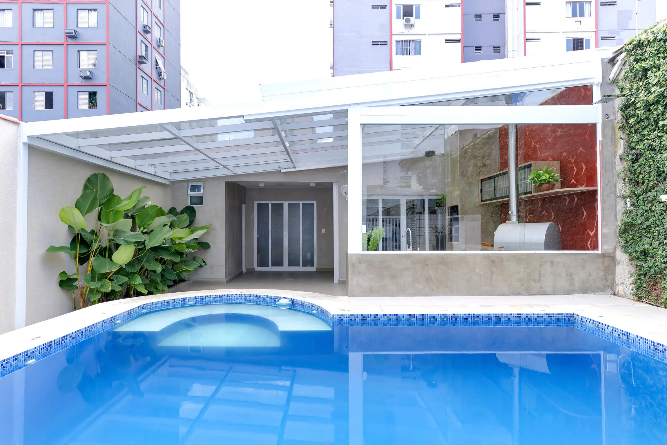 Piscina e área de lazer.