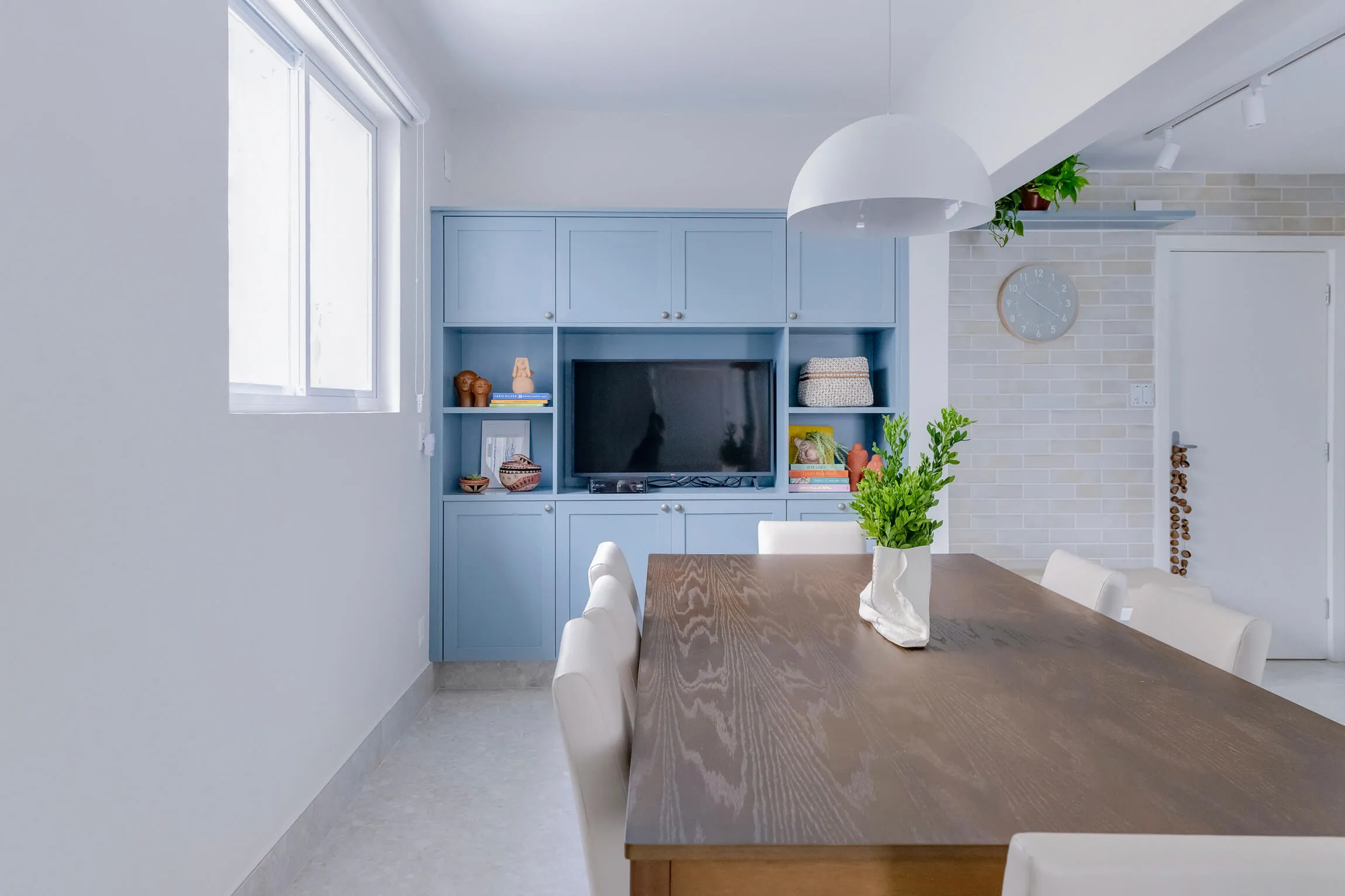 Mesa de jantar e banquetas.