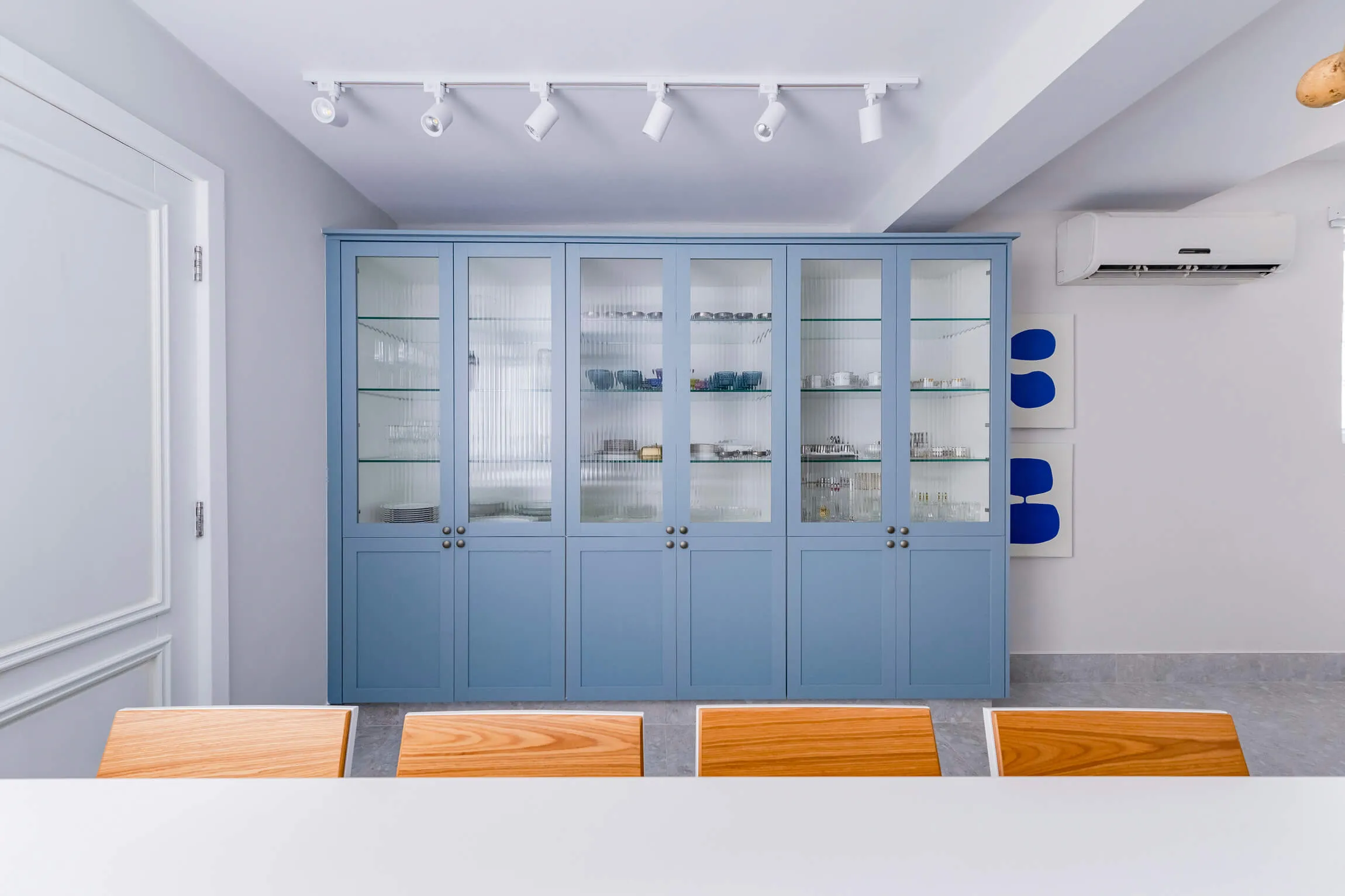 Cristaleira e estante para livros.