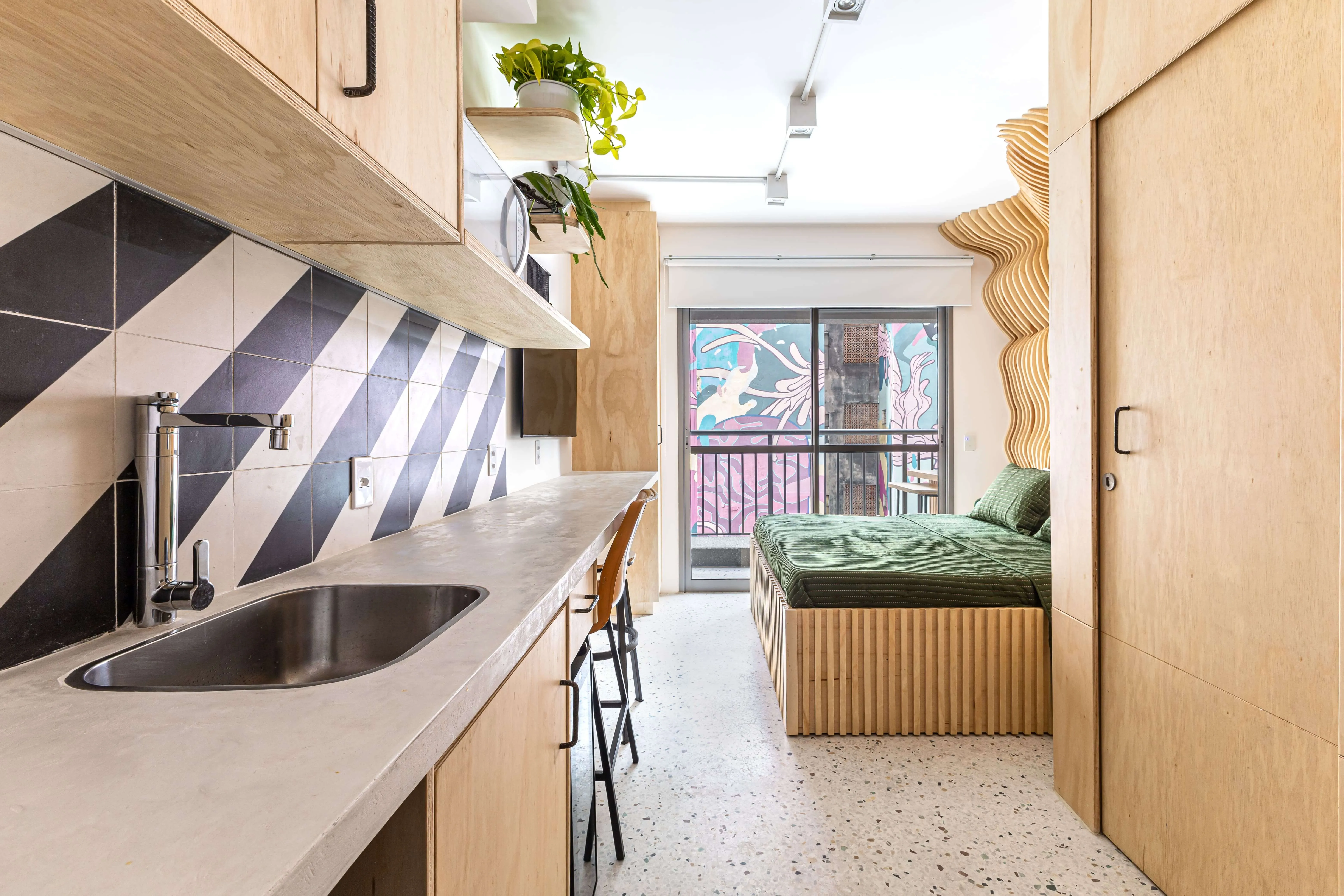 Detalhes da marcenaria com acabamento minimalista e funcional.