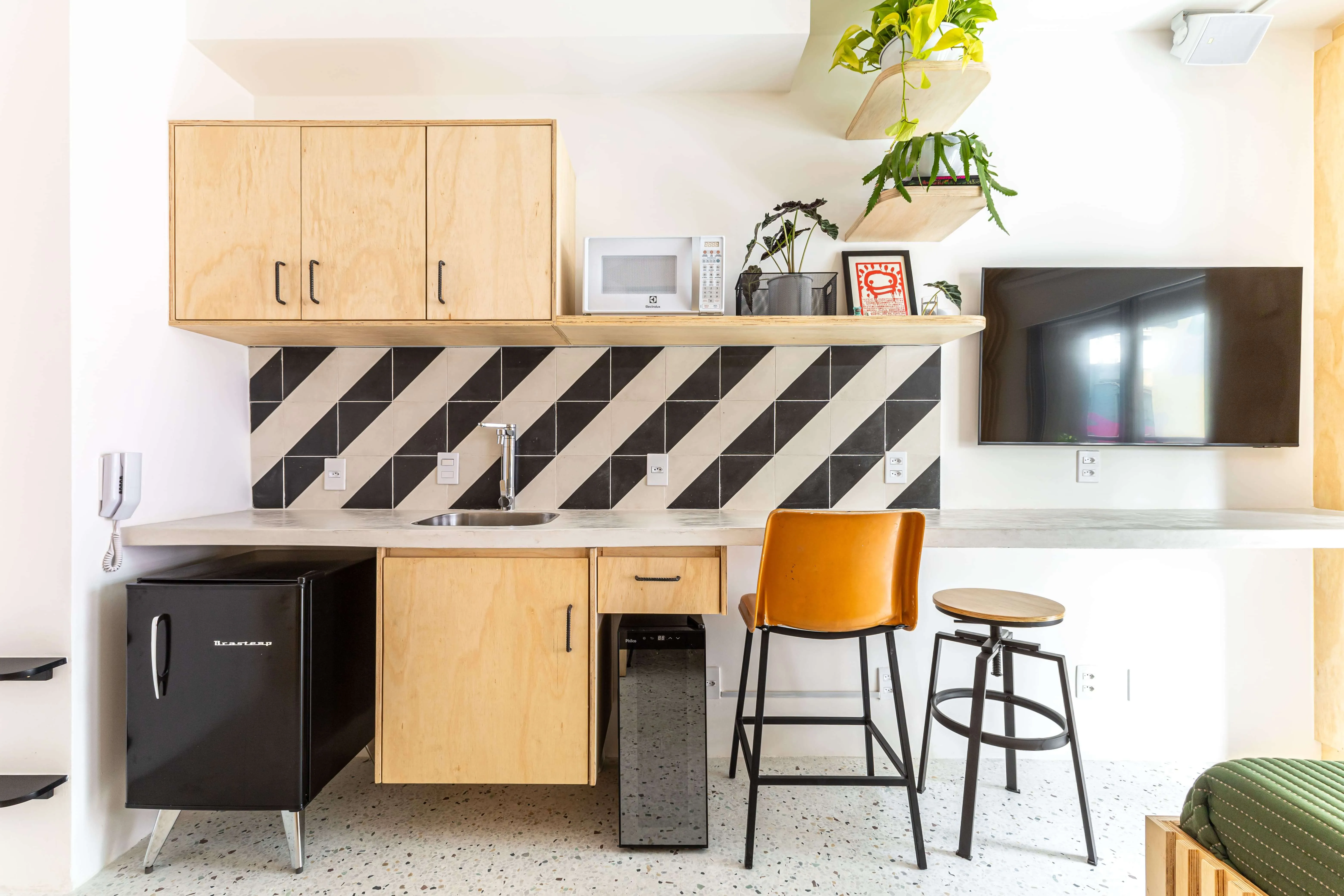 Piso de granilite com tonalidades exclusivas do projeto.