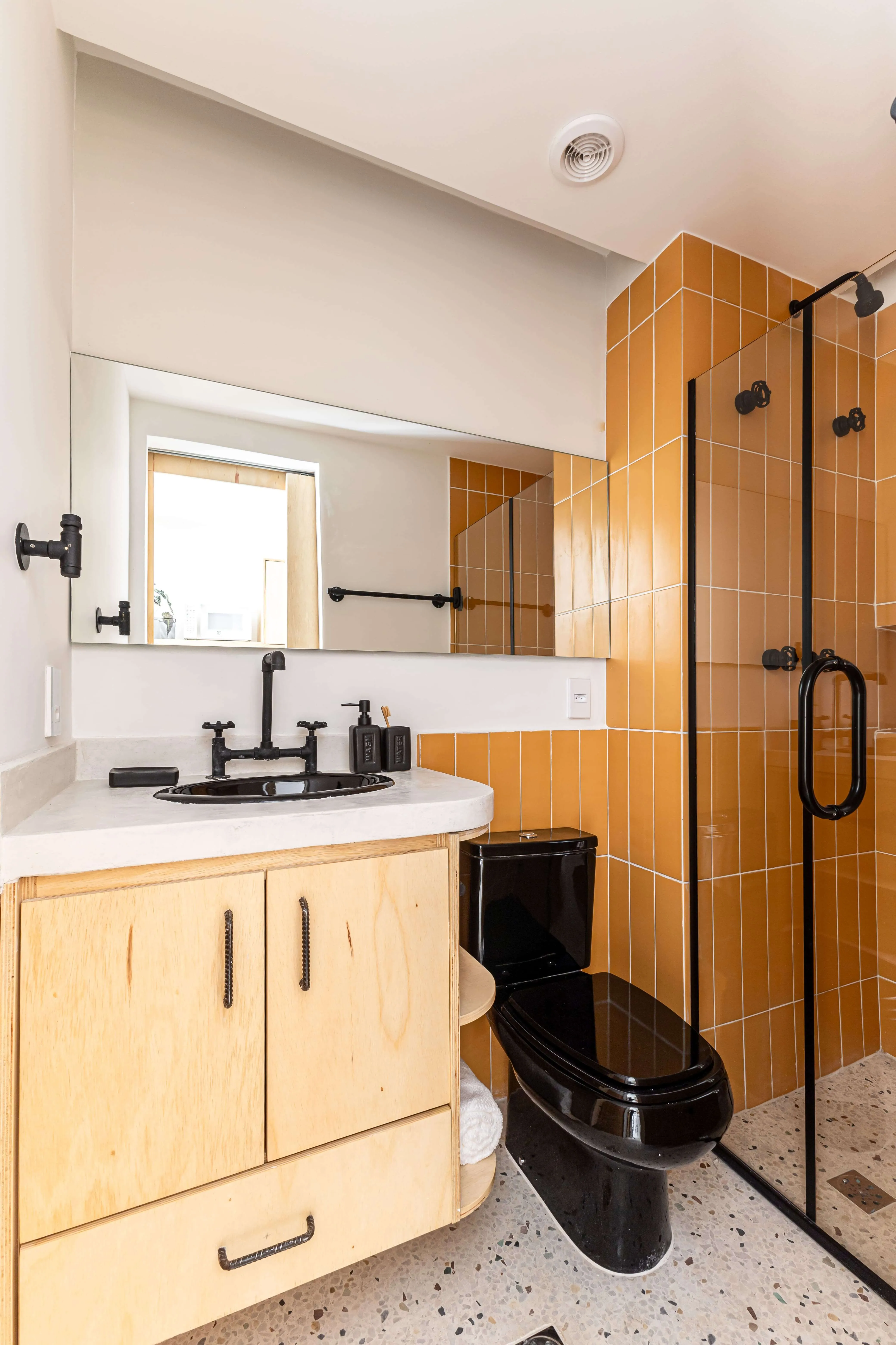 Cozinha compacta e funcional com detalhes personalizados.