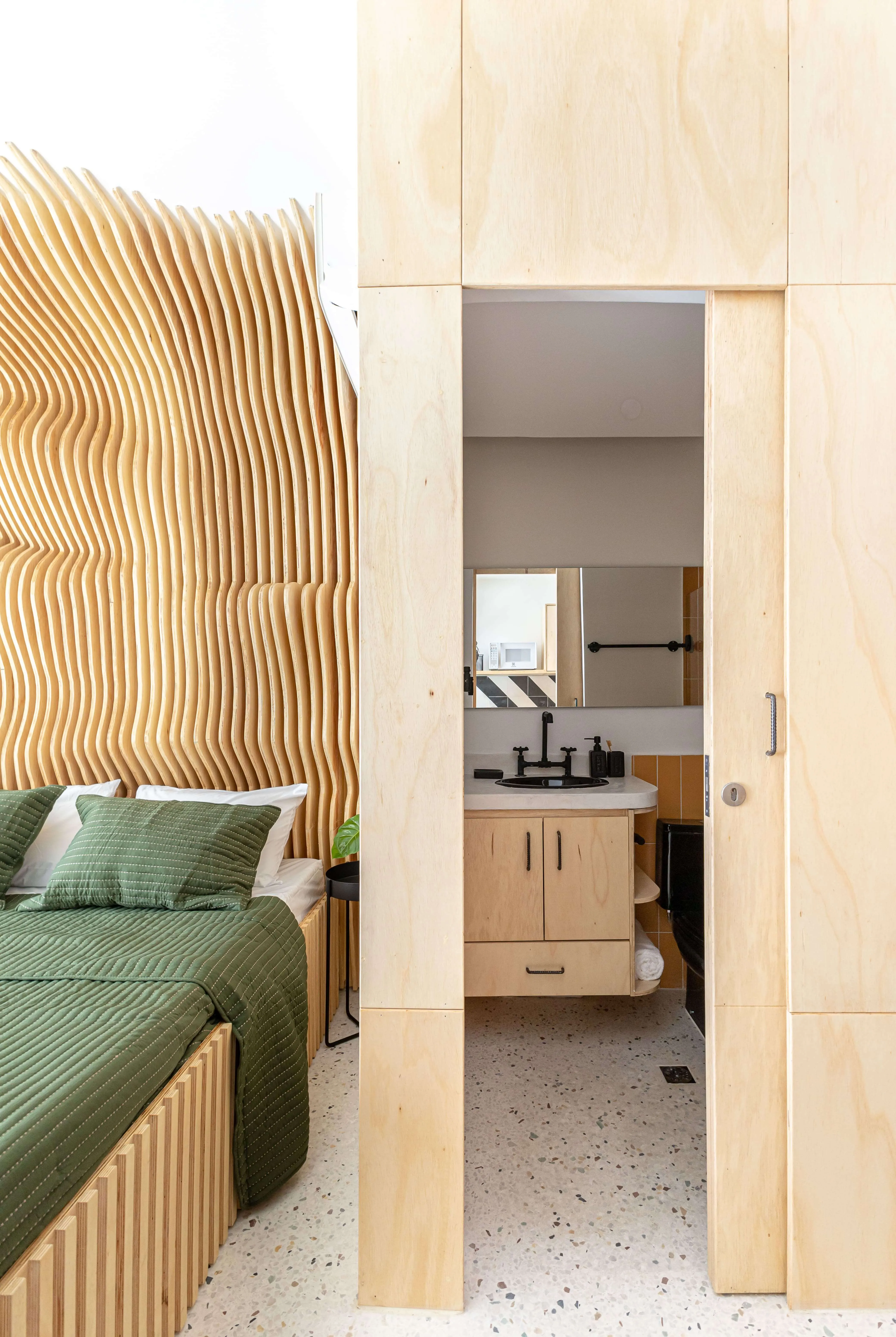 Detalhe da área de dormir integrada ao restante do ambiente.