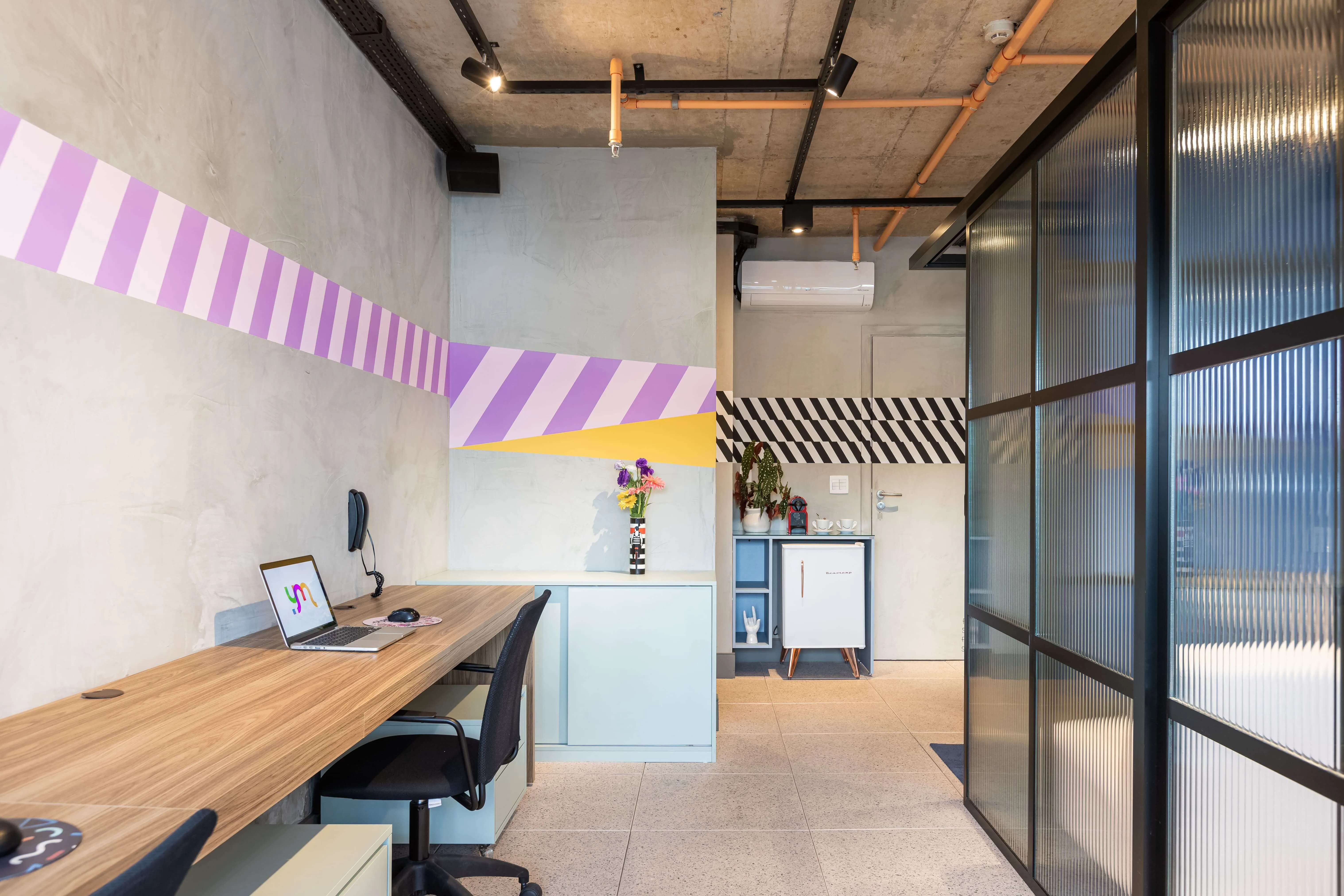 Detalhes dos painéis deslizantes de vidro canelado.