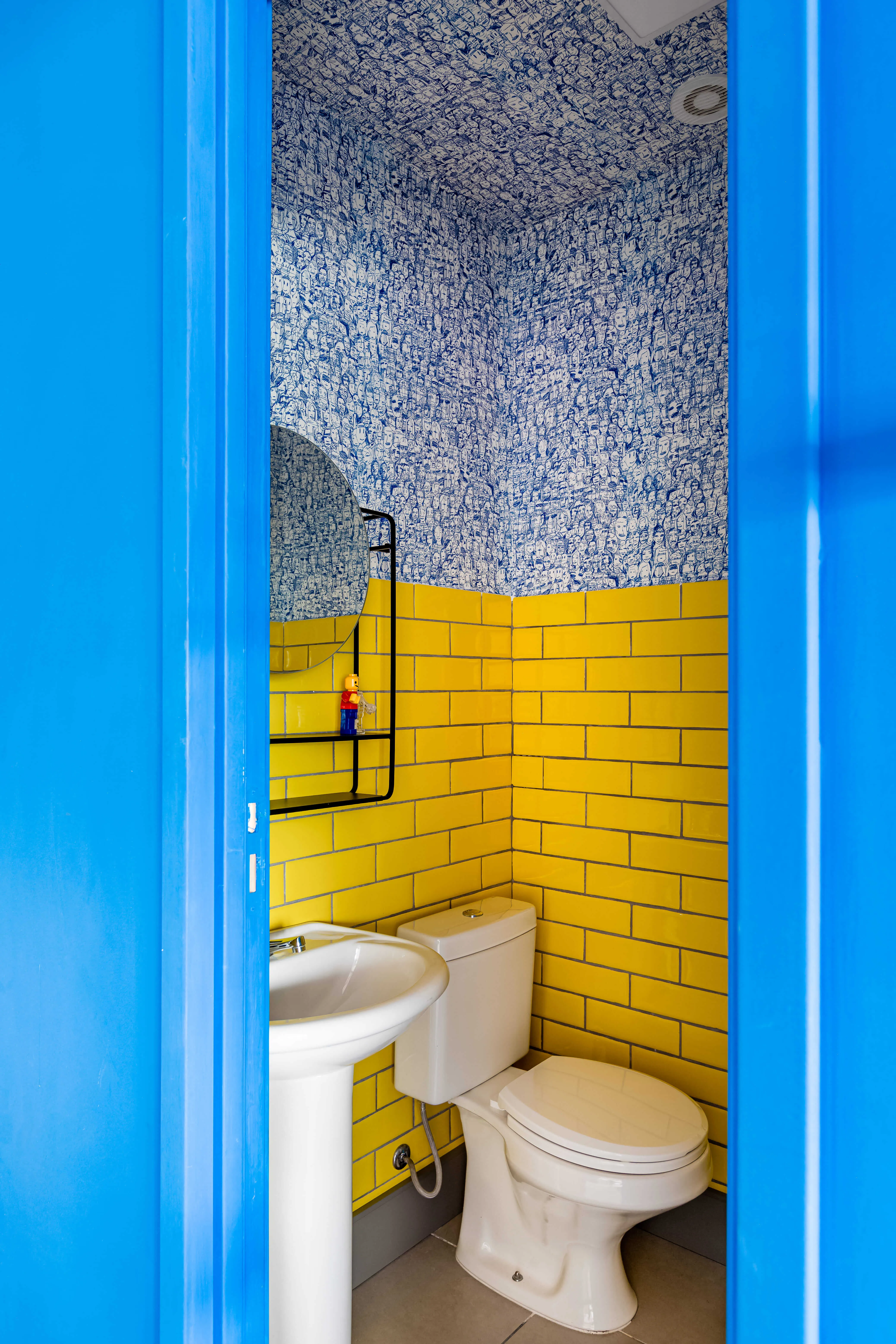 Espaço de convivência e trabalho, combinando diferentes funções.